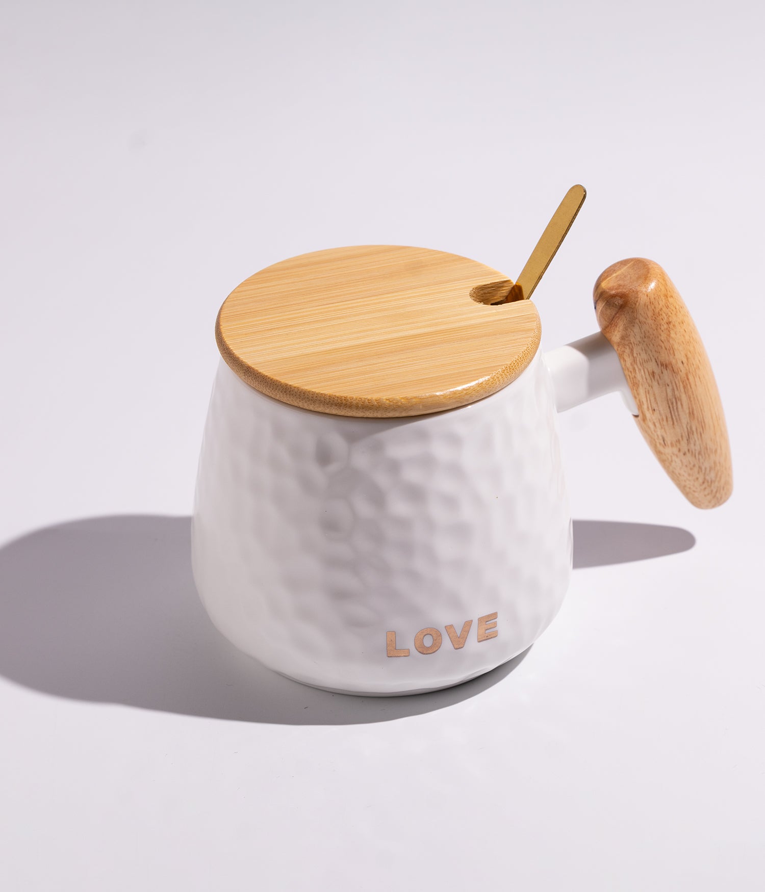 كوب سيراميك بتصميم نقط وبمقبض وغطاء خشبي مع ملعقة