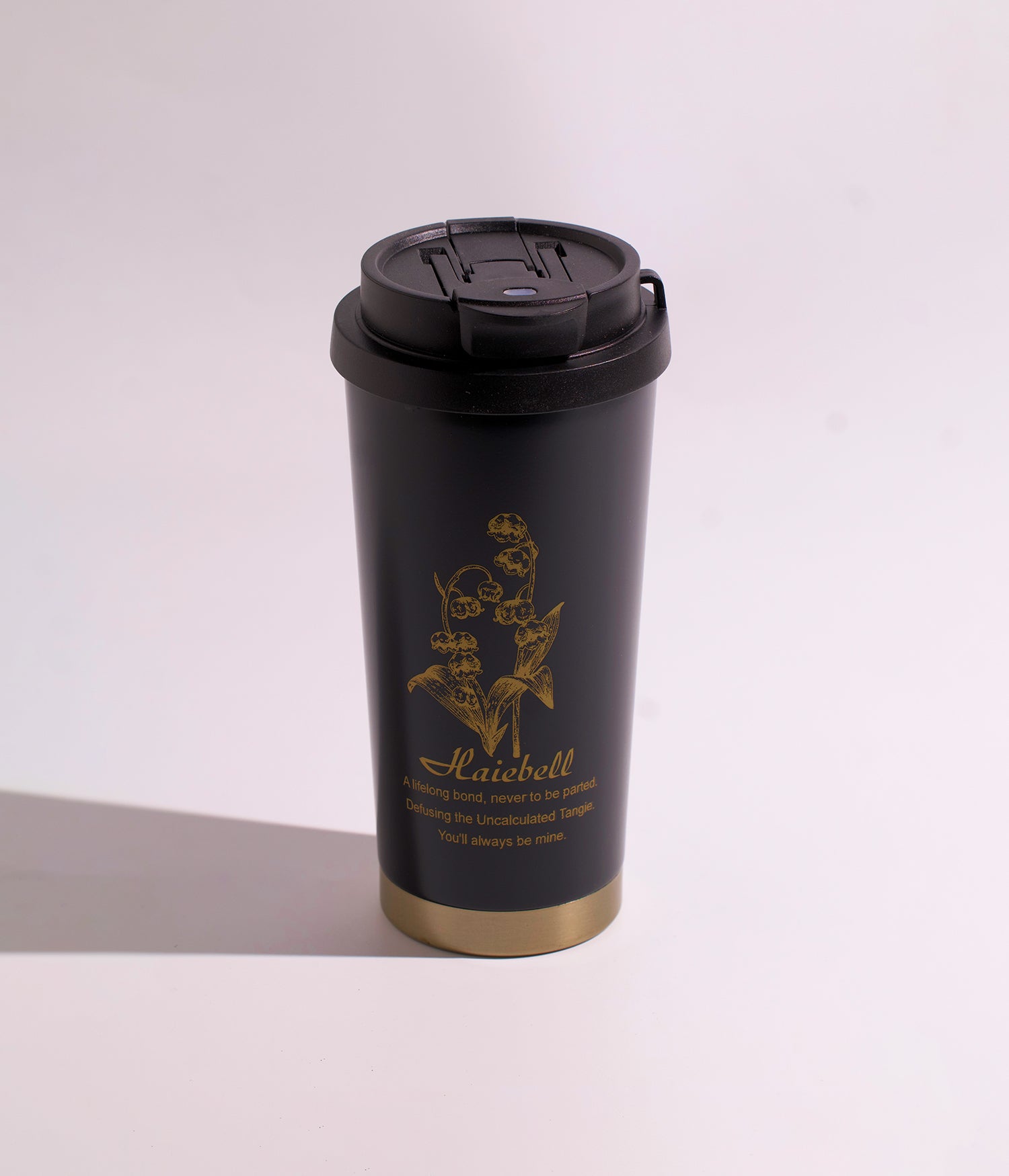 كوب حراري مصنوع من الستانلس ستيل مزدوج الجدار بتصميم باللونين الأسود والذهبي، مزود بغطاء محكم للحفاظ على المشروبات ساخنة أو باردة