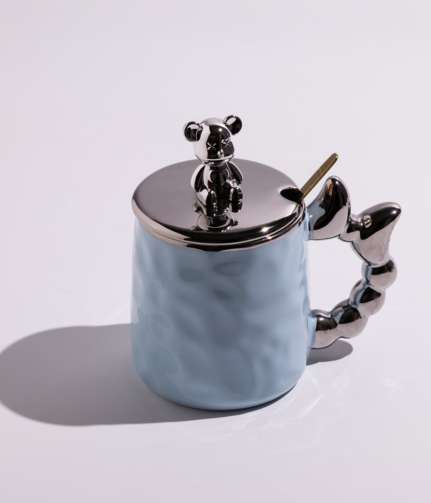 كوب سيراميكي أزرق مزين بغطاء عليه مجسم دب وملعقة، خيار رائع للأطفال أو لمحبي التصاميم المرحة واللطيفة