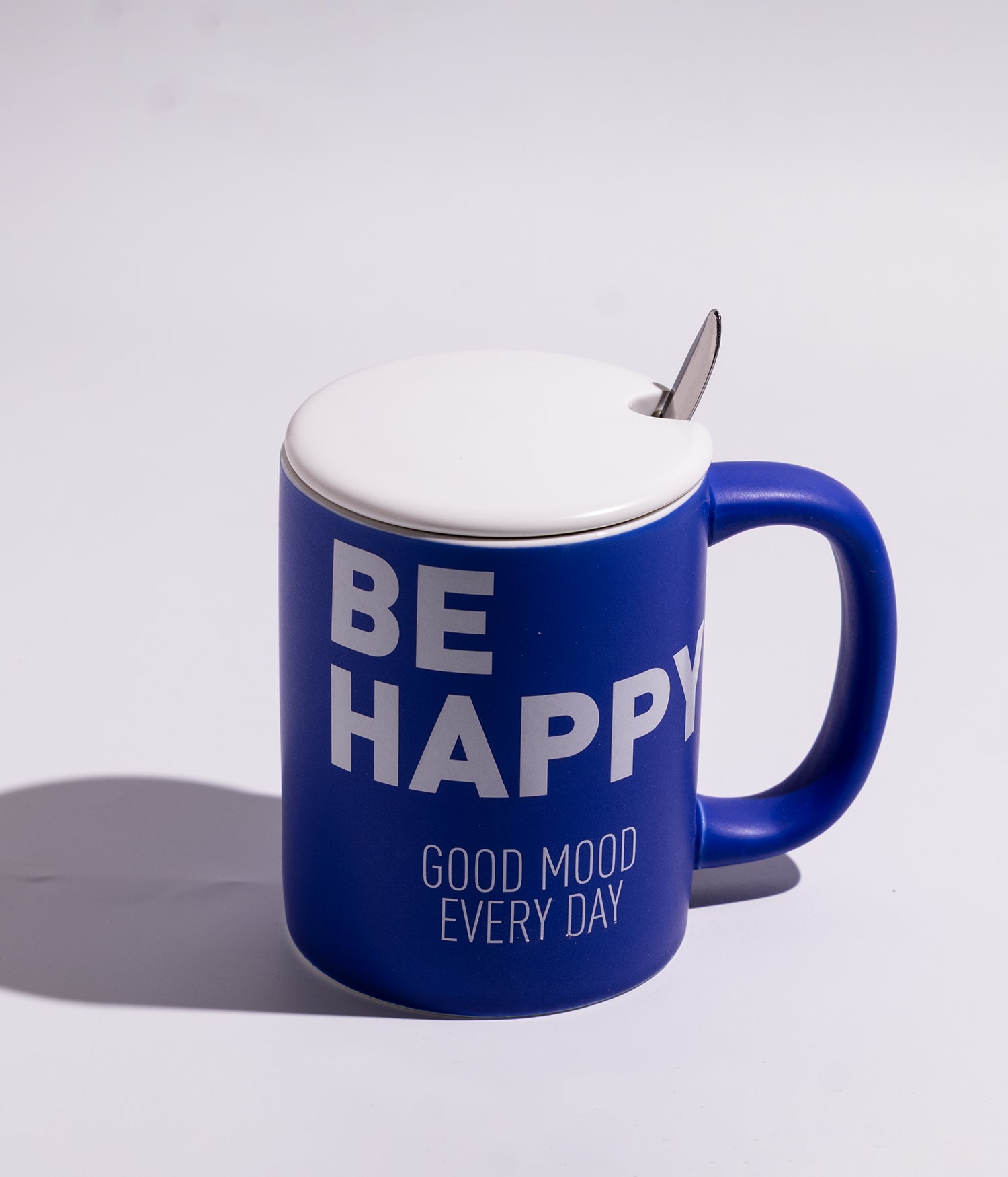 كوب قهوة سيراميك بعبارة «BE HAPPY» مع غطاء وملعقة بلون أزرق