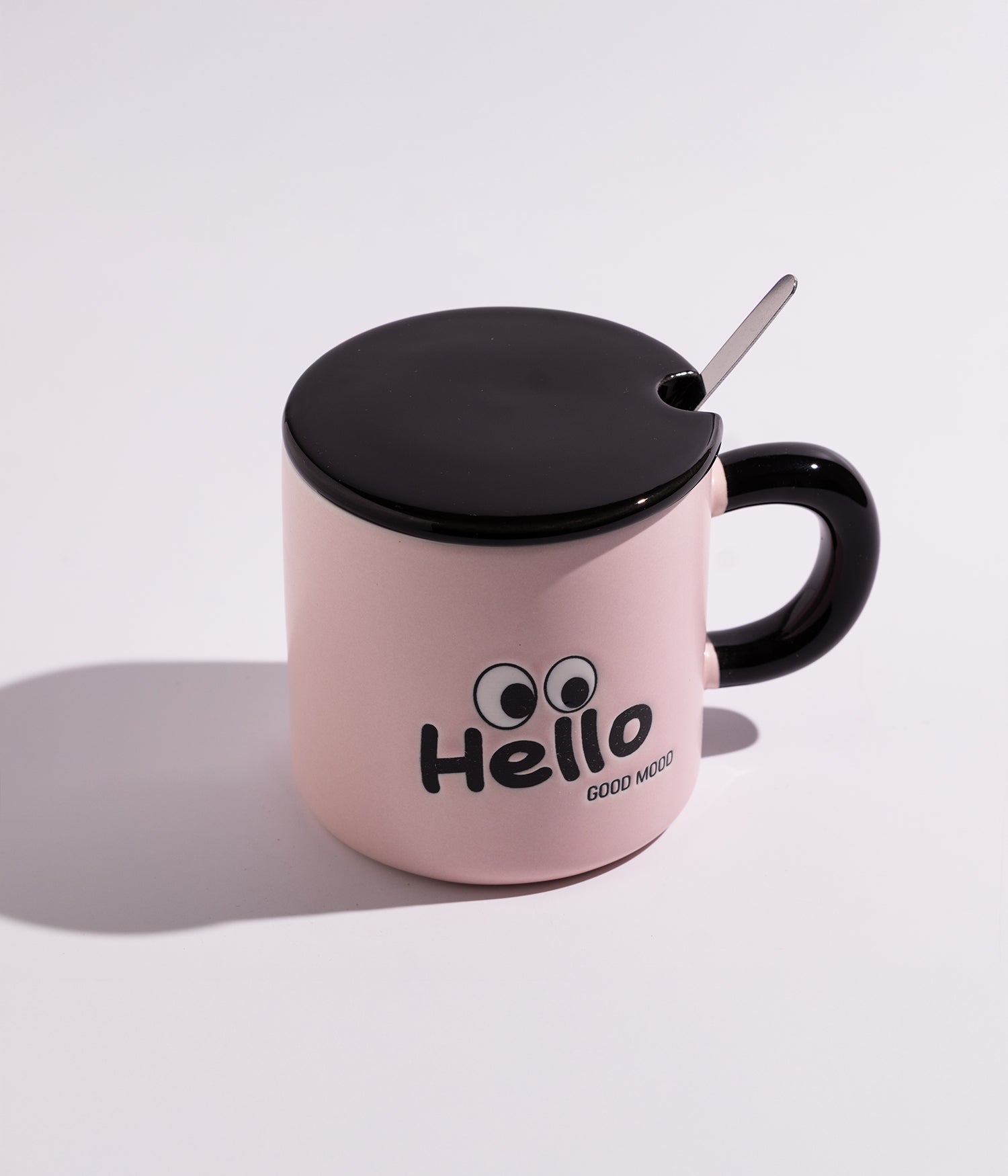 كوب قهوة سيراميك مزين بعبارات ورسوم لطيفة مع غطاء وملعقة بعبارة «HELLO» باللون الوردي