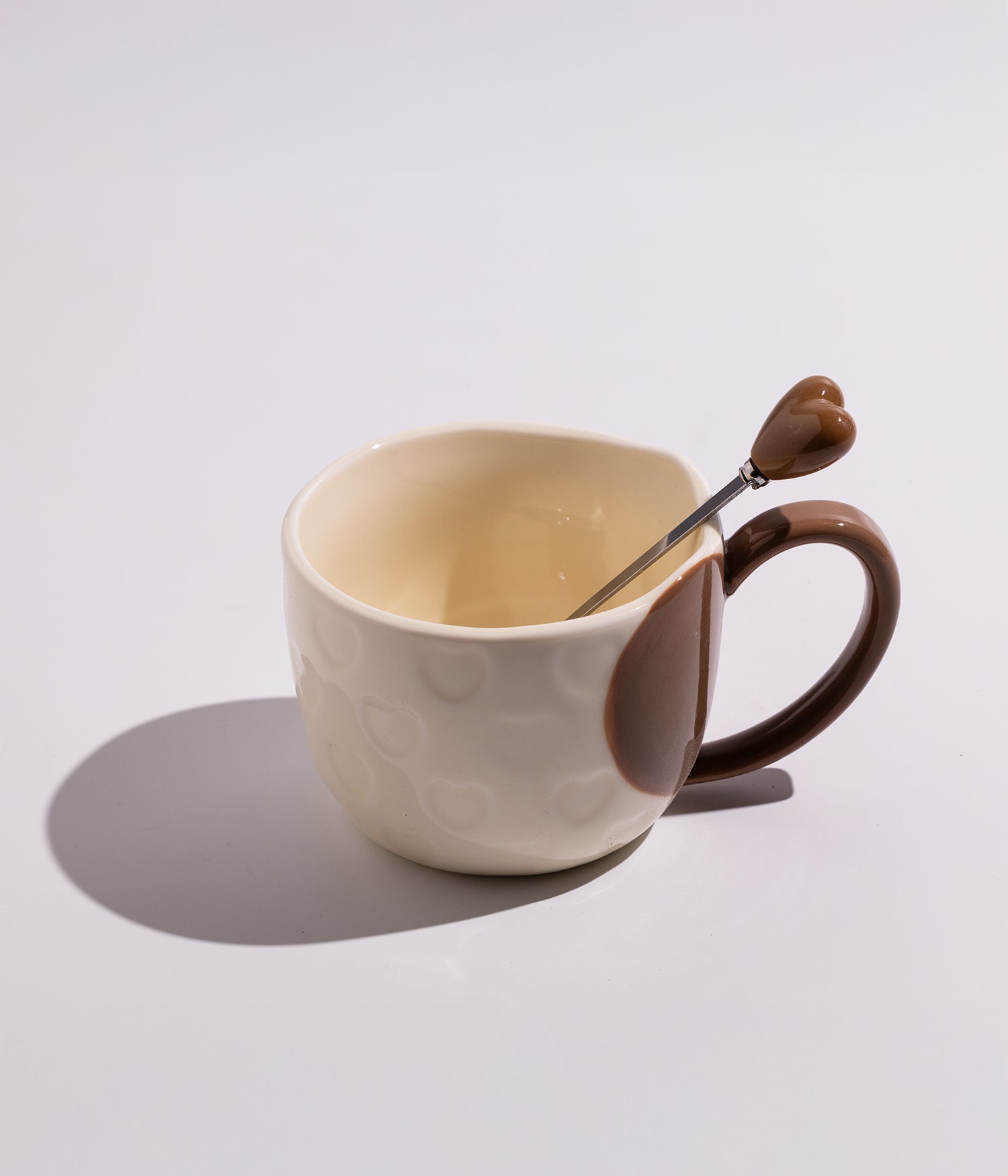 فنجان قهوة سيراميك برسمة قلب مع ملعقة على شكل قلب لون بني