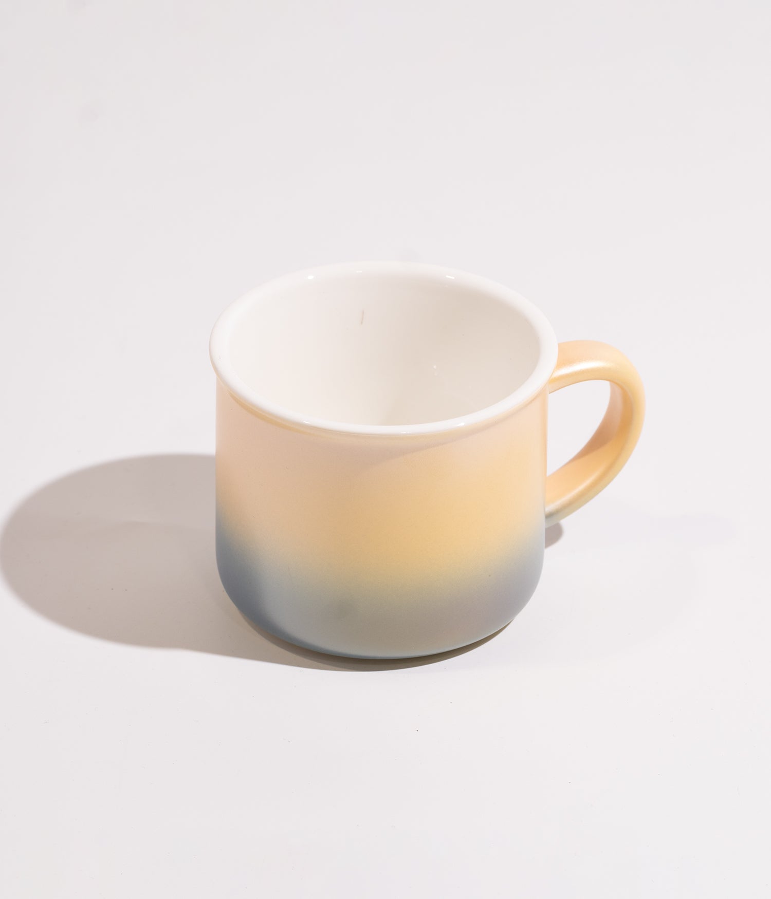 فنجان قهوة سيراميك بتدرج لوني أصفر وأزرق