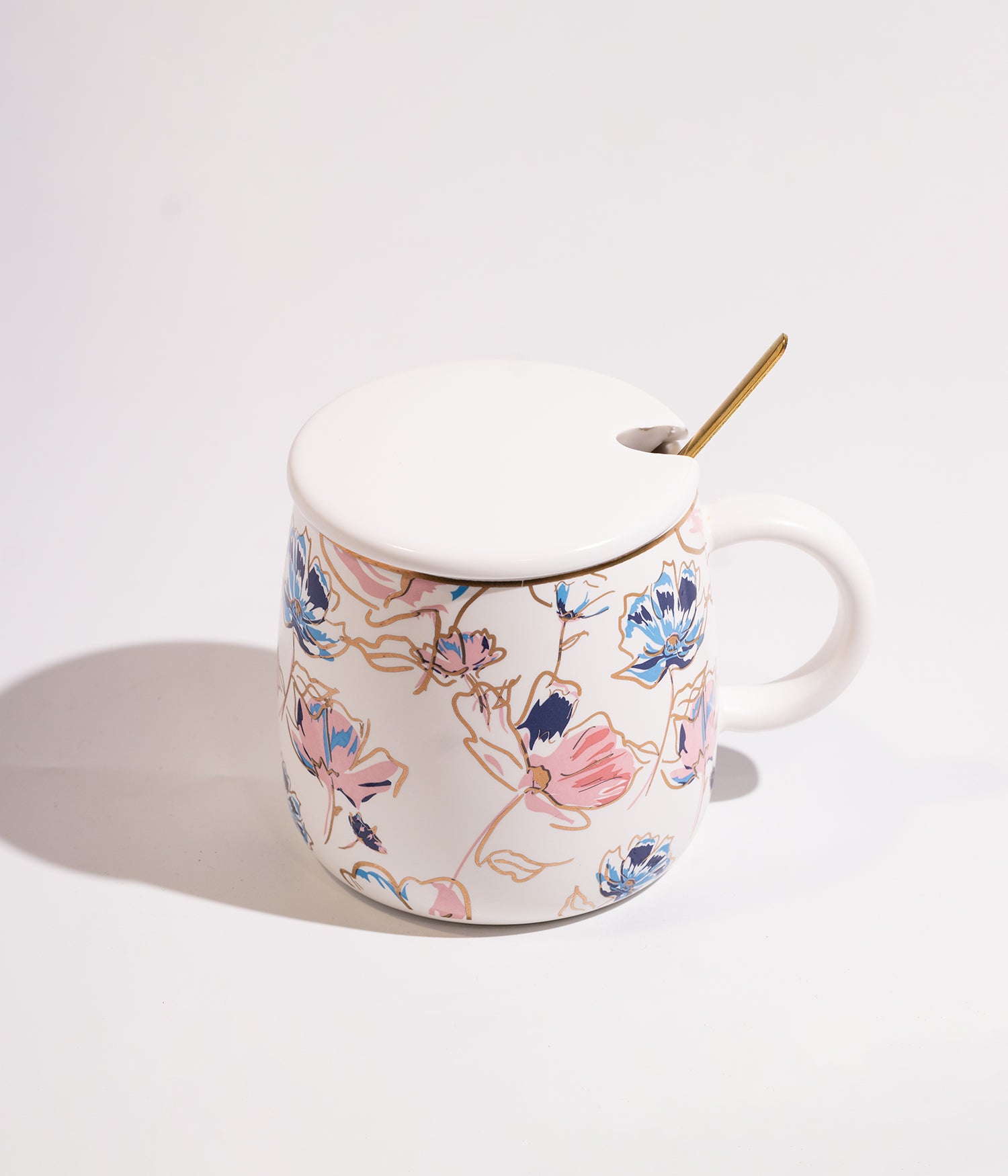 كوب مصنوع من السيراميك مزخرف بورود ملونة، مزود بغطاء لحفظ الحرارة وملعقة مرفقة، مناسب للاستخدام اليومي مع المشروبات الساخنة