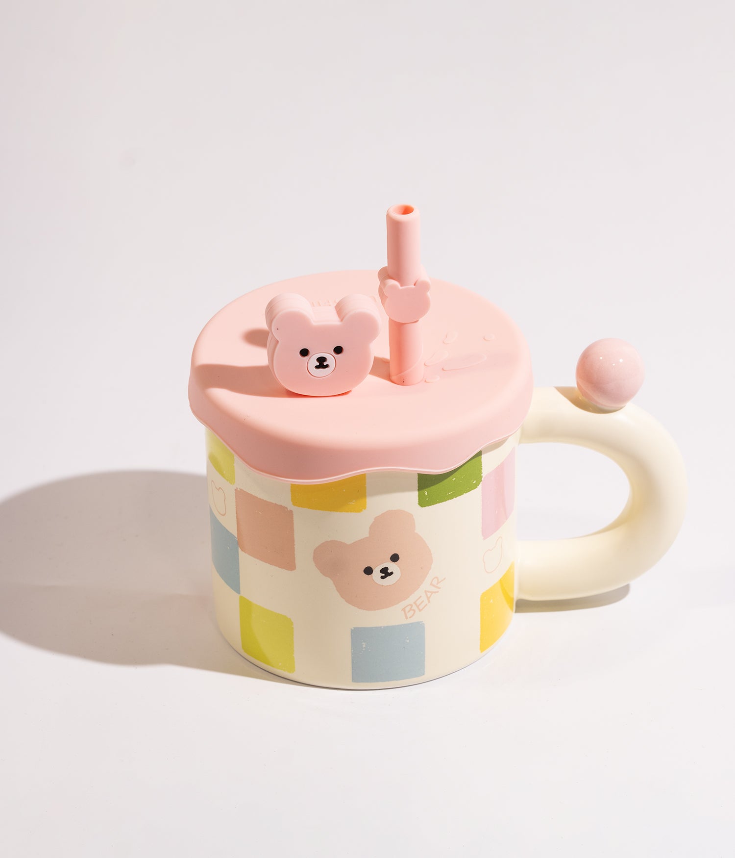 كوب سيراميك برسمة دباديب بنقاط وخطوط ملونة مزوّد بغطاء وردي ومزاز