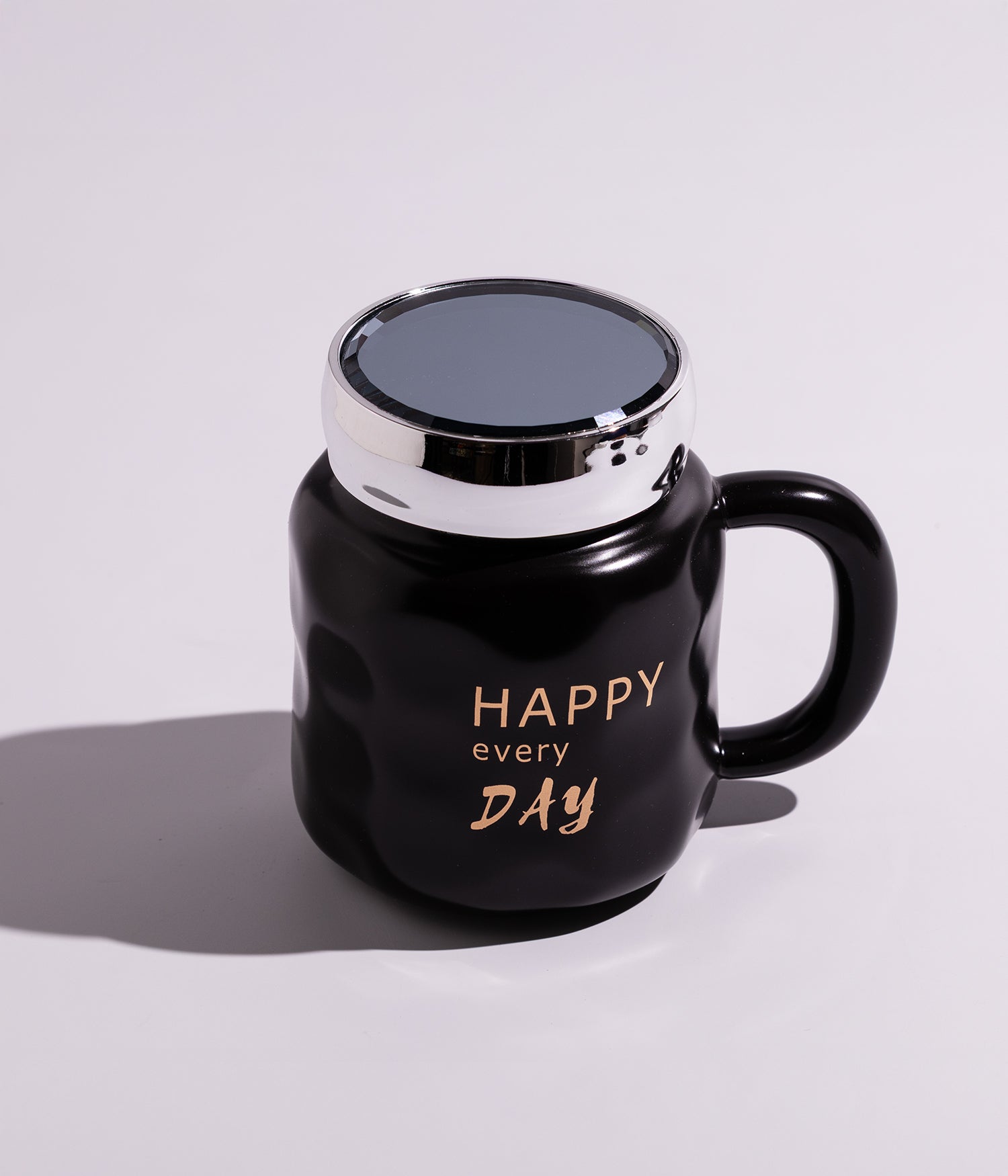 كوب سيراميك مزين بعبارات معبرة بتصميم أنيق، مع غطاء فضي محكم الإغلاق لحفظ الحرارة، باللون الأسود