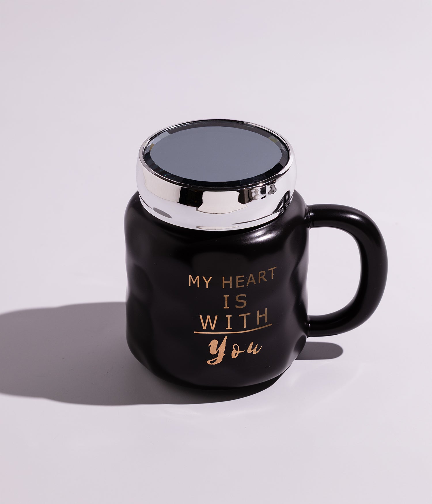 كوب سيراميك مزين بعبارات معبرة بتصميم أنيق، مع غطاء فضي محكم الإغلاق لحفظ الحرارة، باللون الأسود