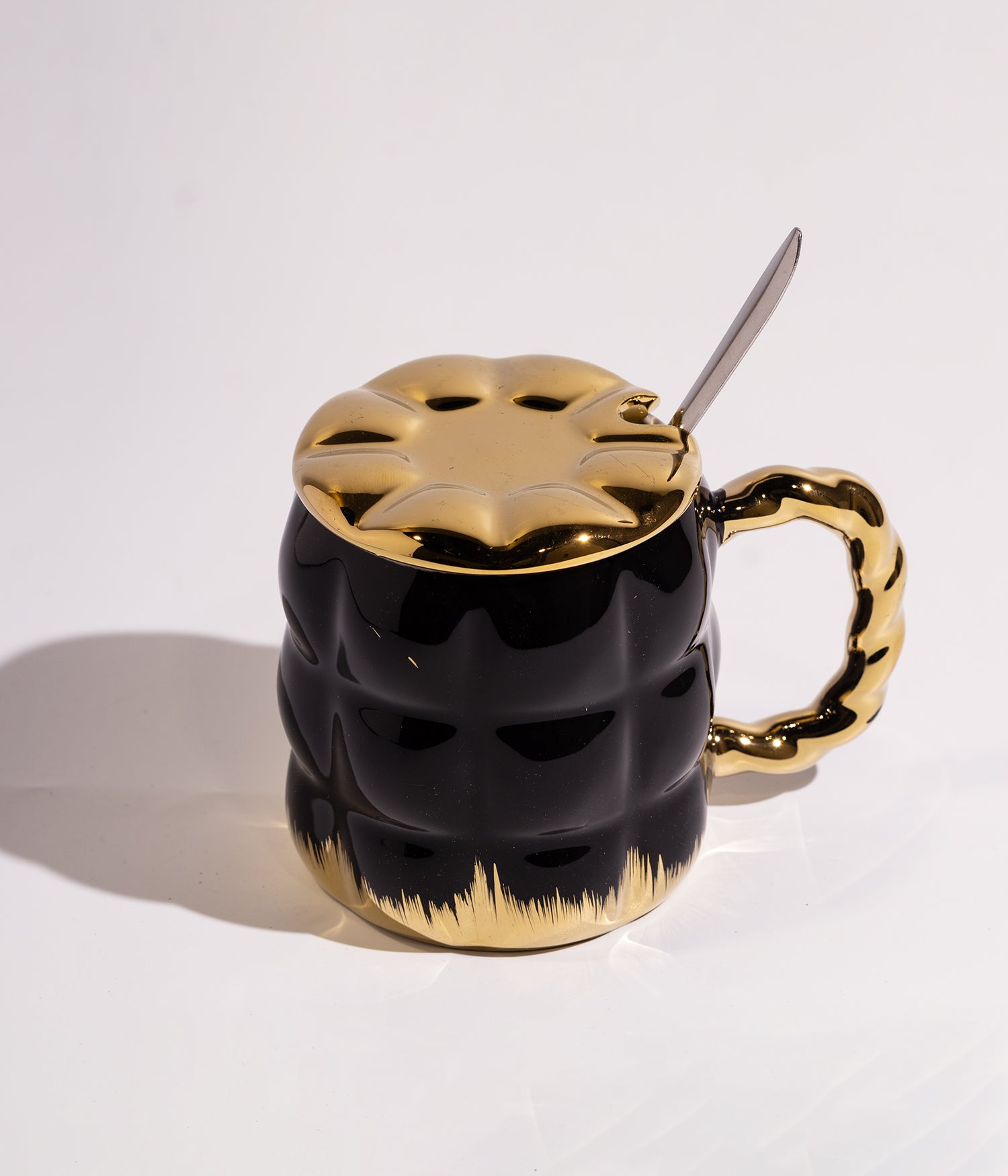 كوب سيراميك بلمسات ذهبية أسفل الكوب وعلى الغطاء والمقبض مع ملعقة باللون الأسود