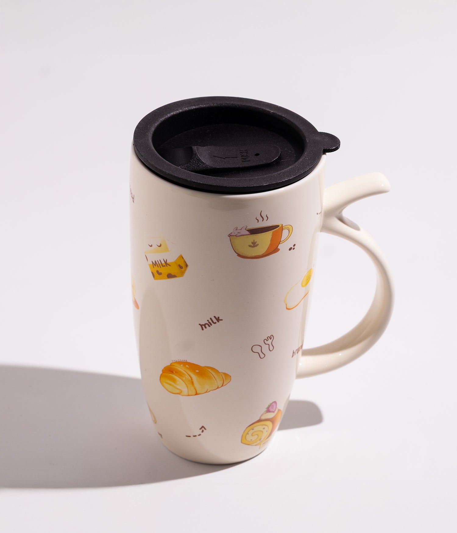كوب سيراميك مزين برسوم فطور صباحي مع غطاء أسود عملي لحفظ الحرارة