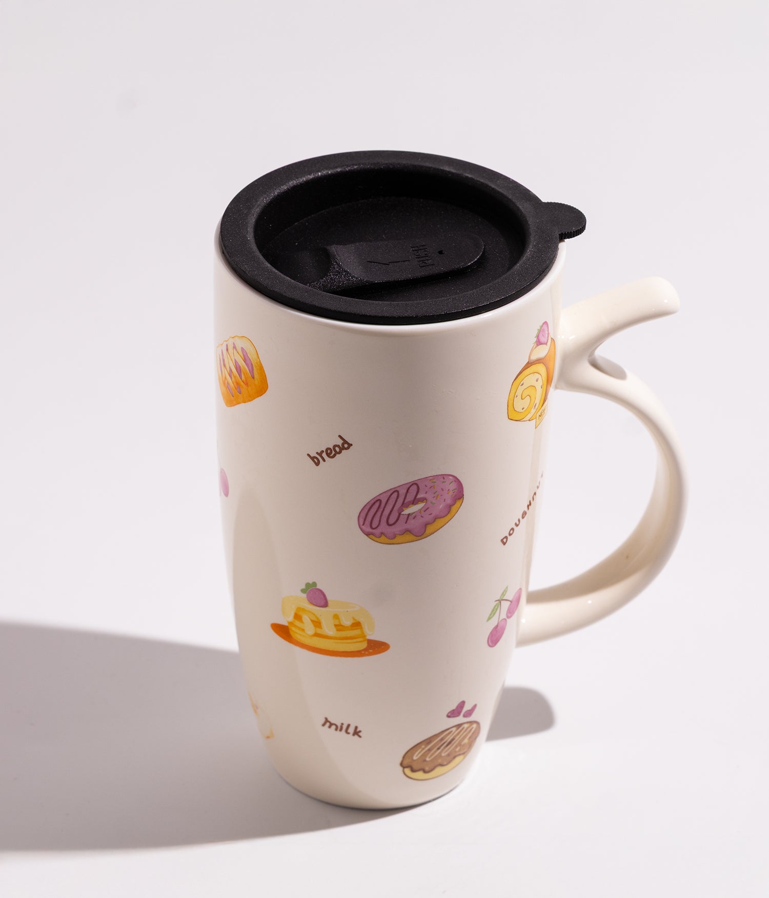 كوب سيراميك مزين برسوم حلويات مع غطاء أسود عملي لحفظ الحرارة