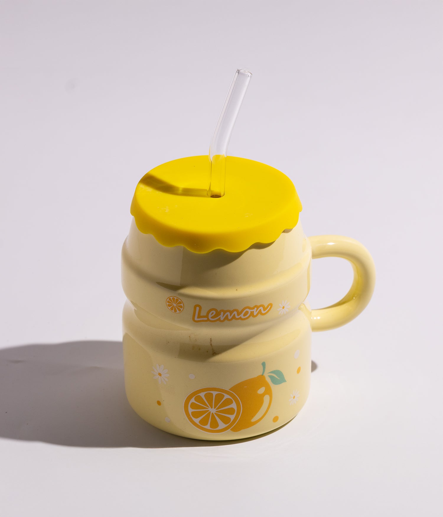 كوب سيراميك بتصميم فواكه مع غطاء ومزاز لسهولة الشرب لون أصفر