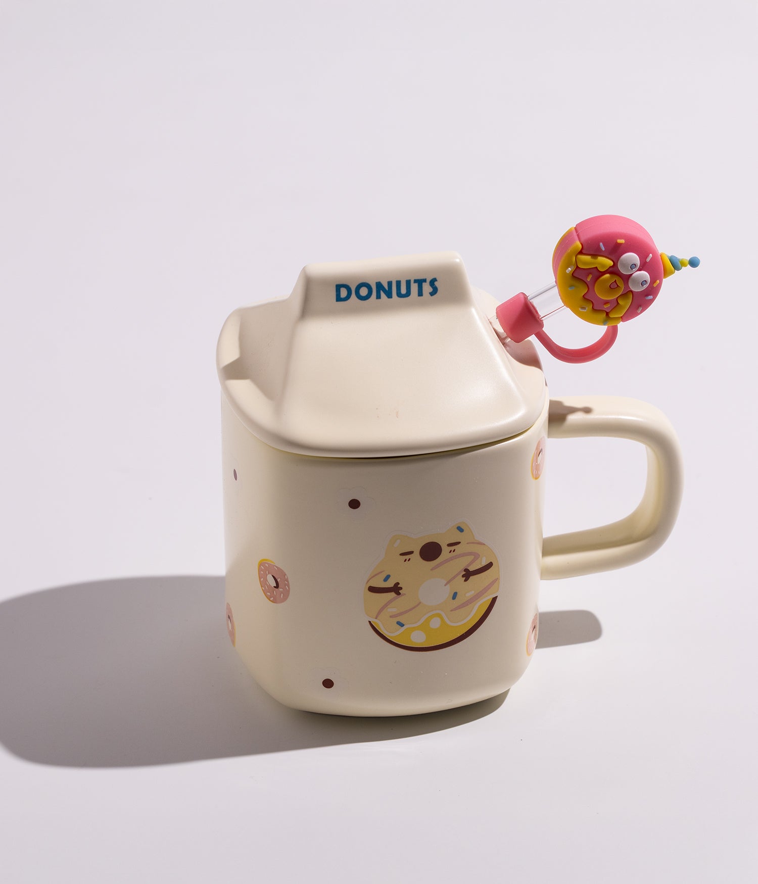 كوب سيراميك بتصميم مميز مع رسومات دوناتس مرحة وغطاء ومزاز لسهولة الشرب