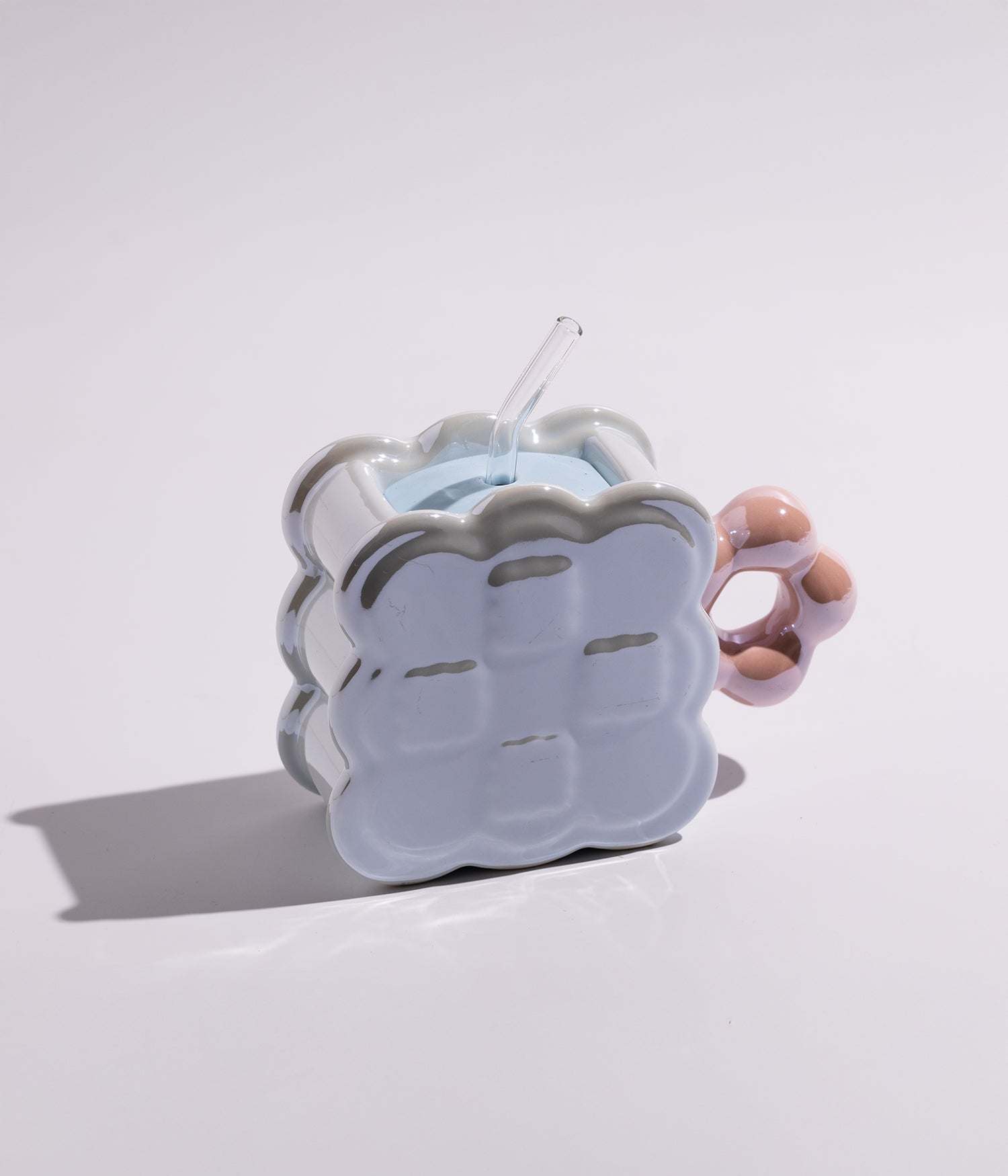 كوب سيراميك بتصميم هندسي على شكل مربعات مع مزاز لون أزرق