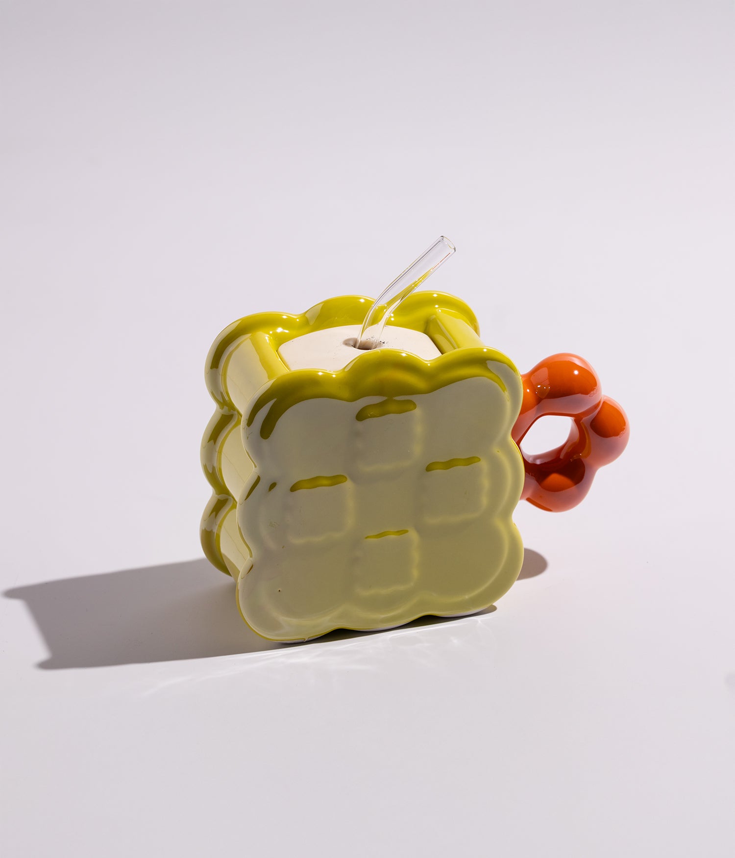 كوب سيراميك بتصميم هندسي على شكل مربعات مع مزاز لون أصفر