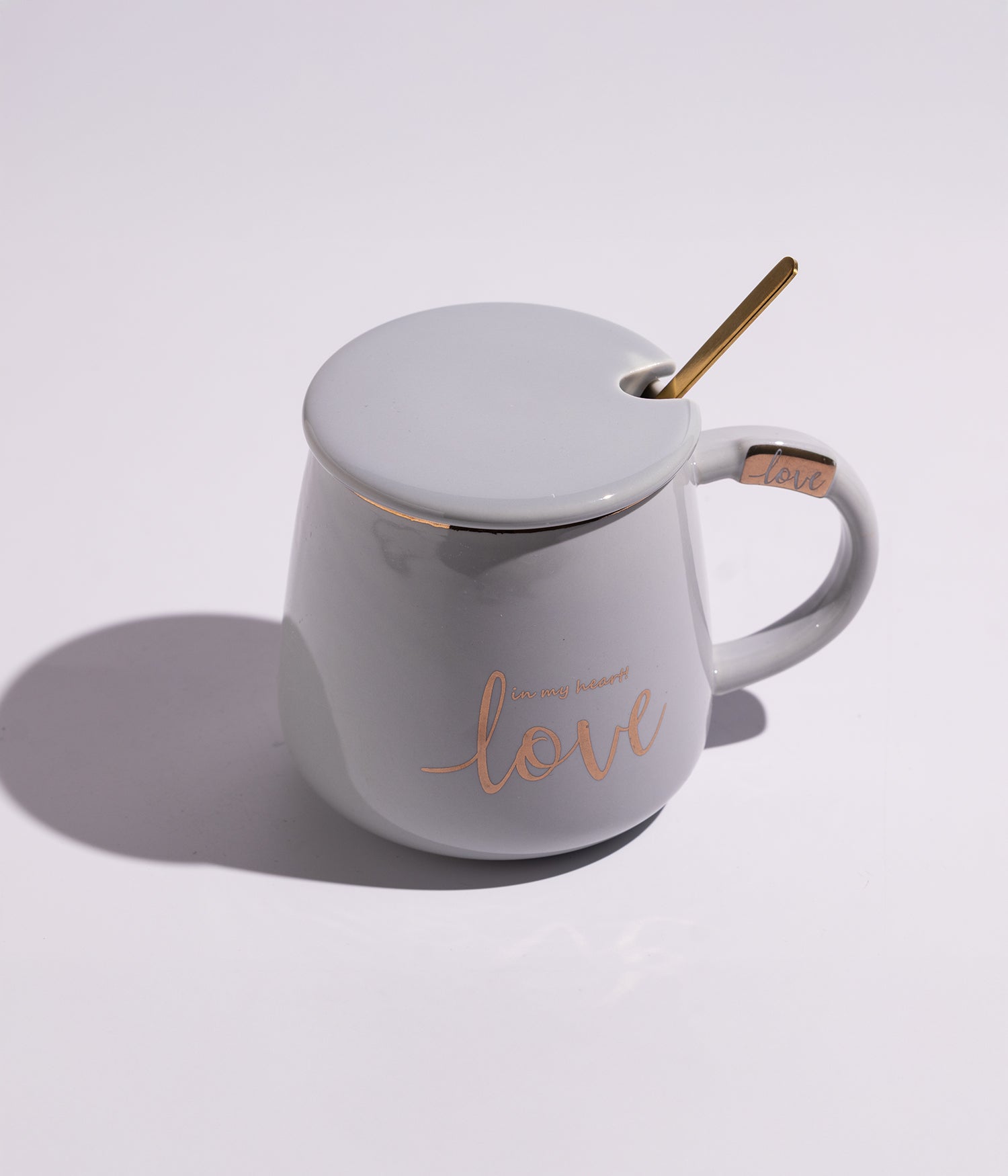 كوب سيراميك بعبارة LOVE مع غطاء وملعقة باللون الرمادي