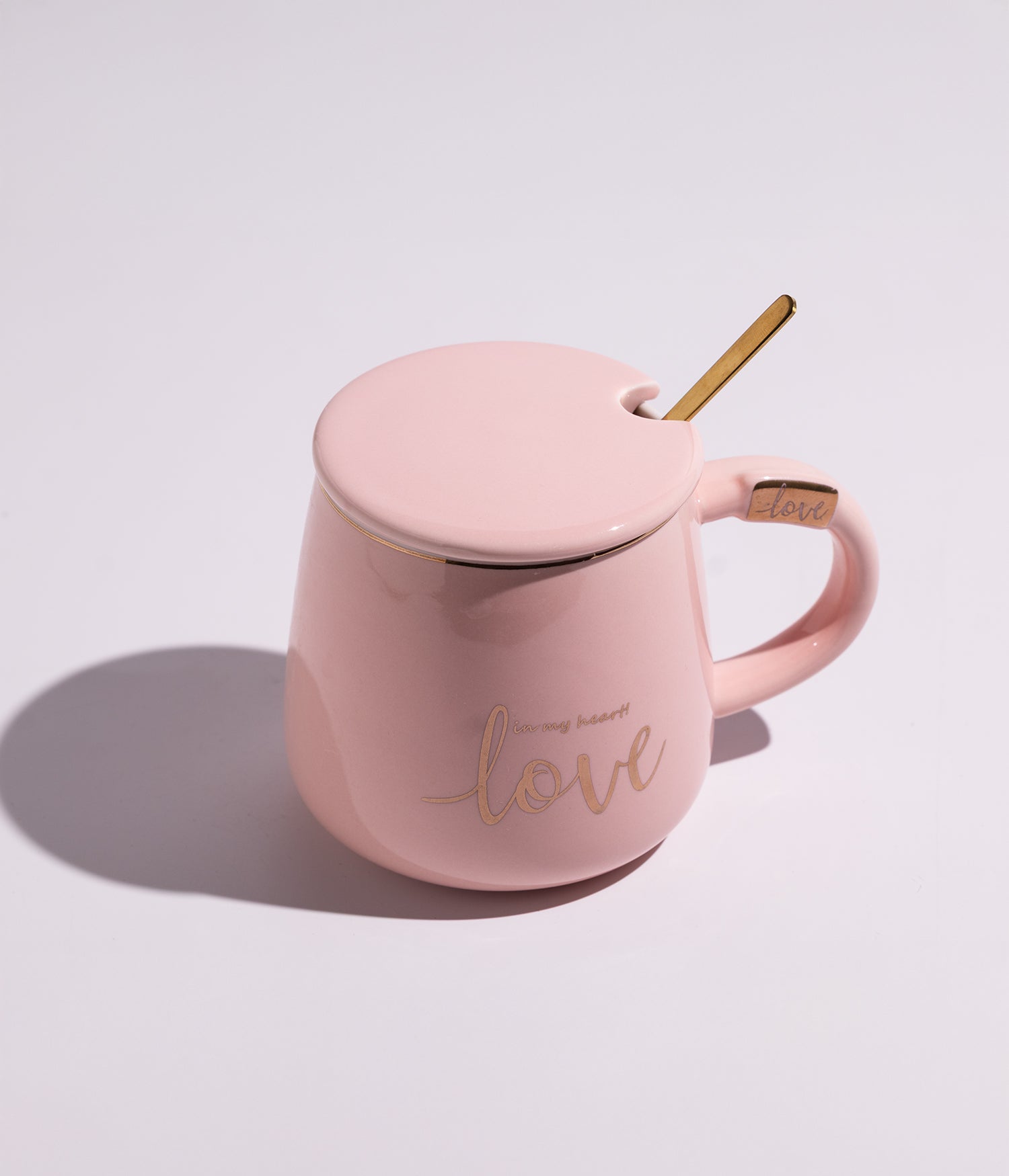 كوب سيراميك بعبارة LOVE مع غطاء وملعقة باللون الوردي