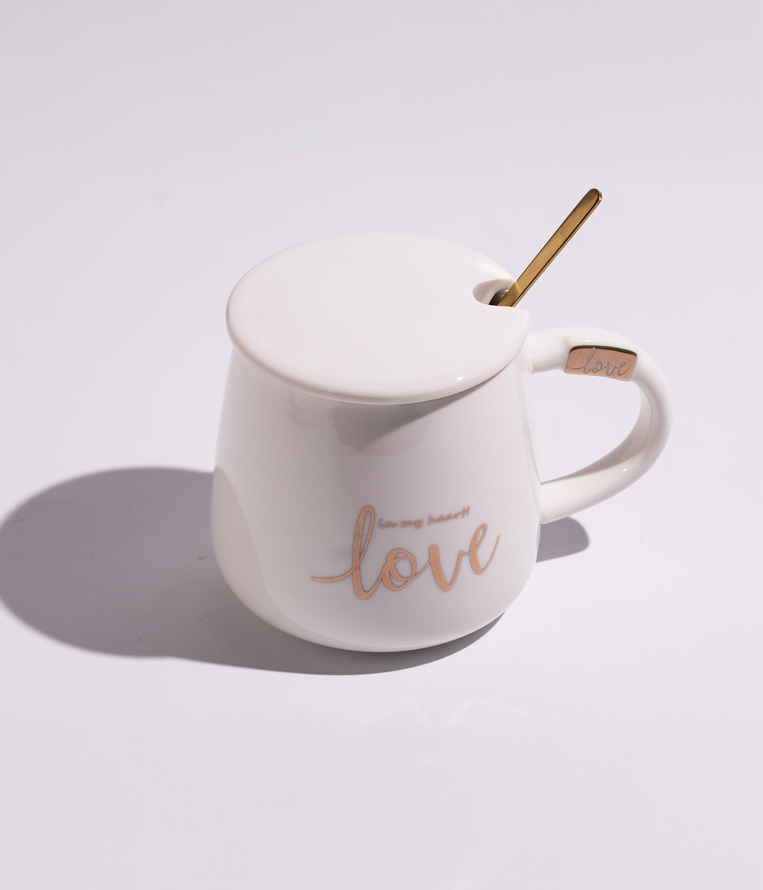كوب سيراميك بعبارة LOVE مع غطاء وملعقة باللون الأبيض