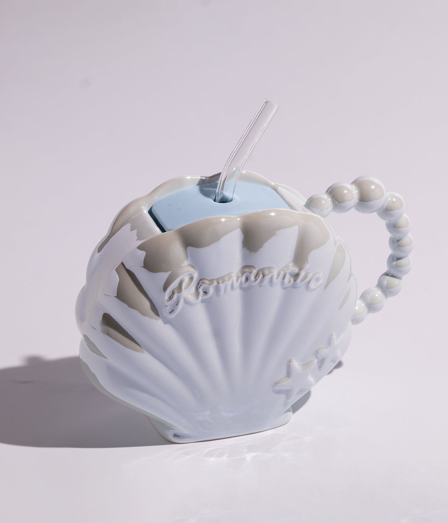 كوب سيراميك على شكل صدفة مع مقبض لؤلؤ ومزاز لون أزرق