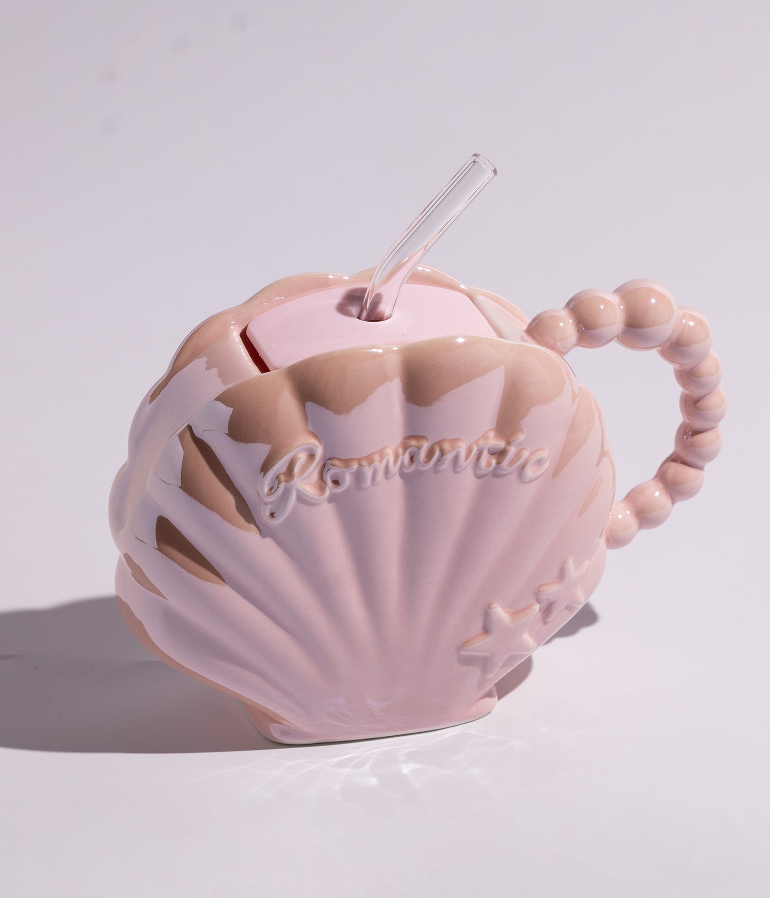 كوب سيراميك على شكل صدفة مع مقبض لؤلؤ ومزاز لون وردي