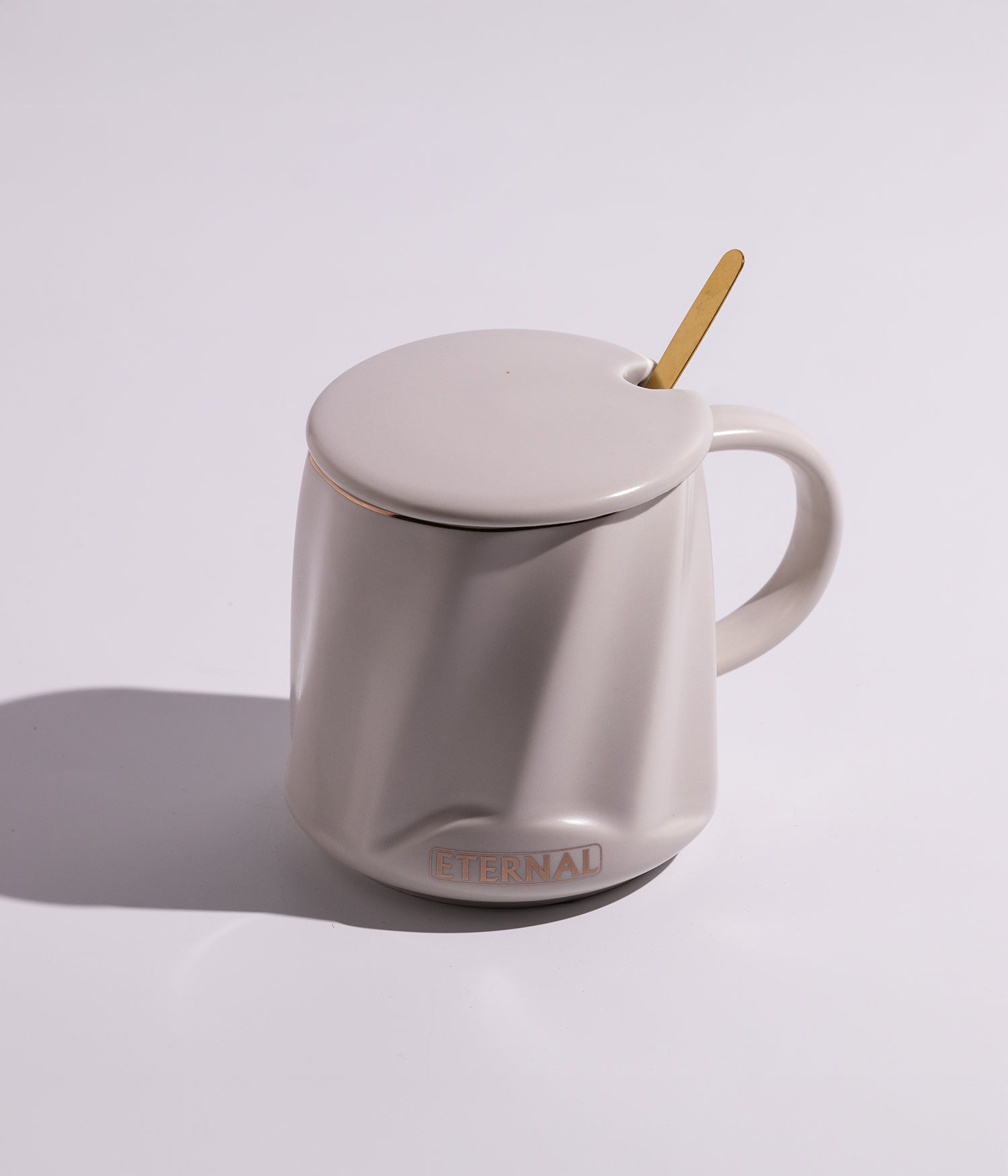 كوب سيراميك بكتابات متنوعة وتصميم خطوط مائلة مع غطاء وملعقة بعبارة «eternal» بلون أبيض