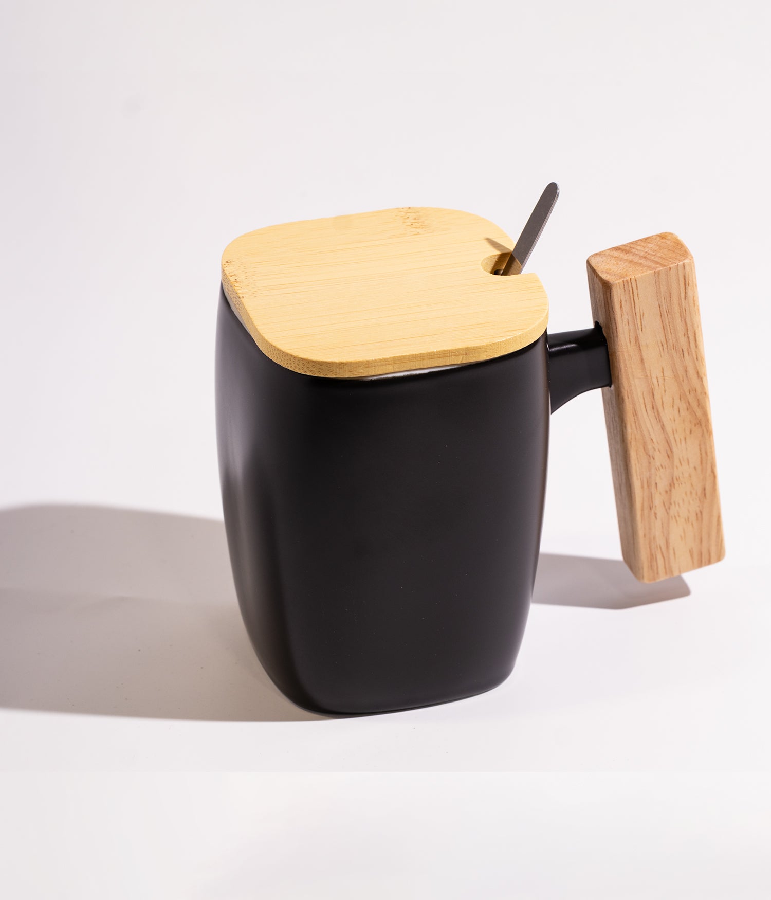 كوب سيراميك سادة مع غطاء خشبي ومقبض خشبي مميز الشكل، مع ملعقة باللون الأسود