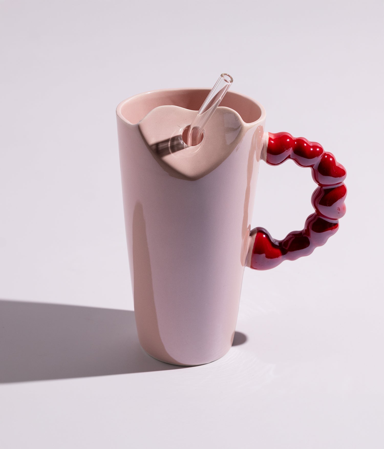 كوب سيراميك بتصميم سادة مع أشكال قلوب على المقبض ومزاز لون وردي