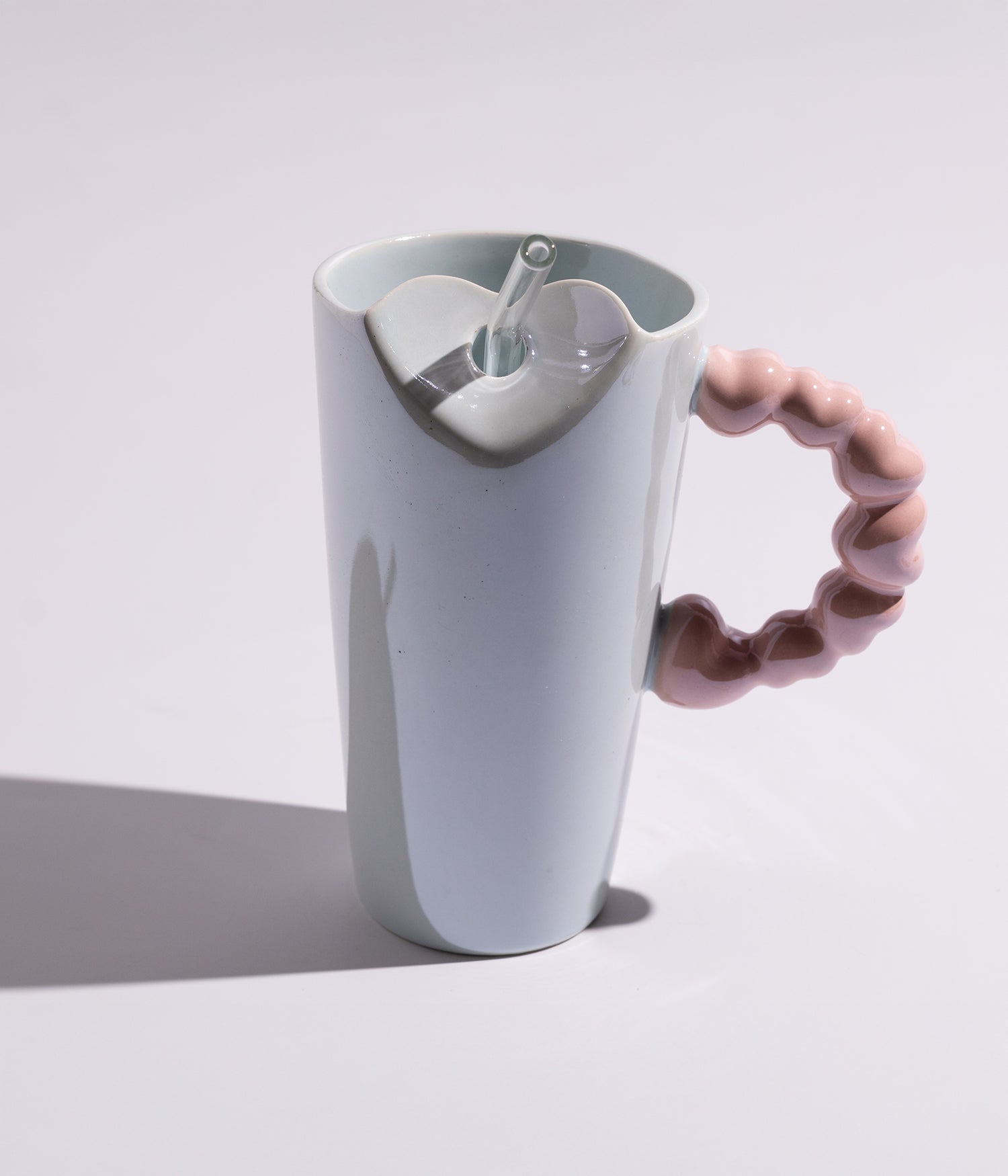 كوب سيراميك بتصميم سادة مع أشكال قلوب على المقبض ومزاز لون أبيض