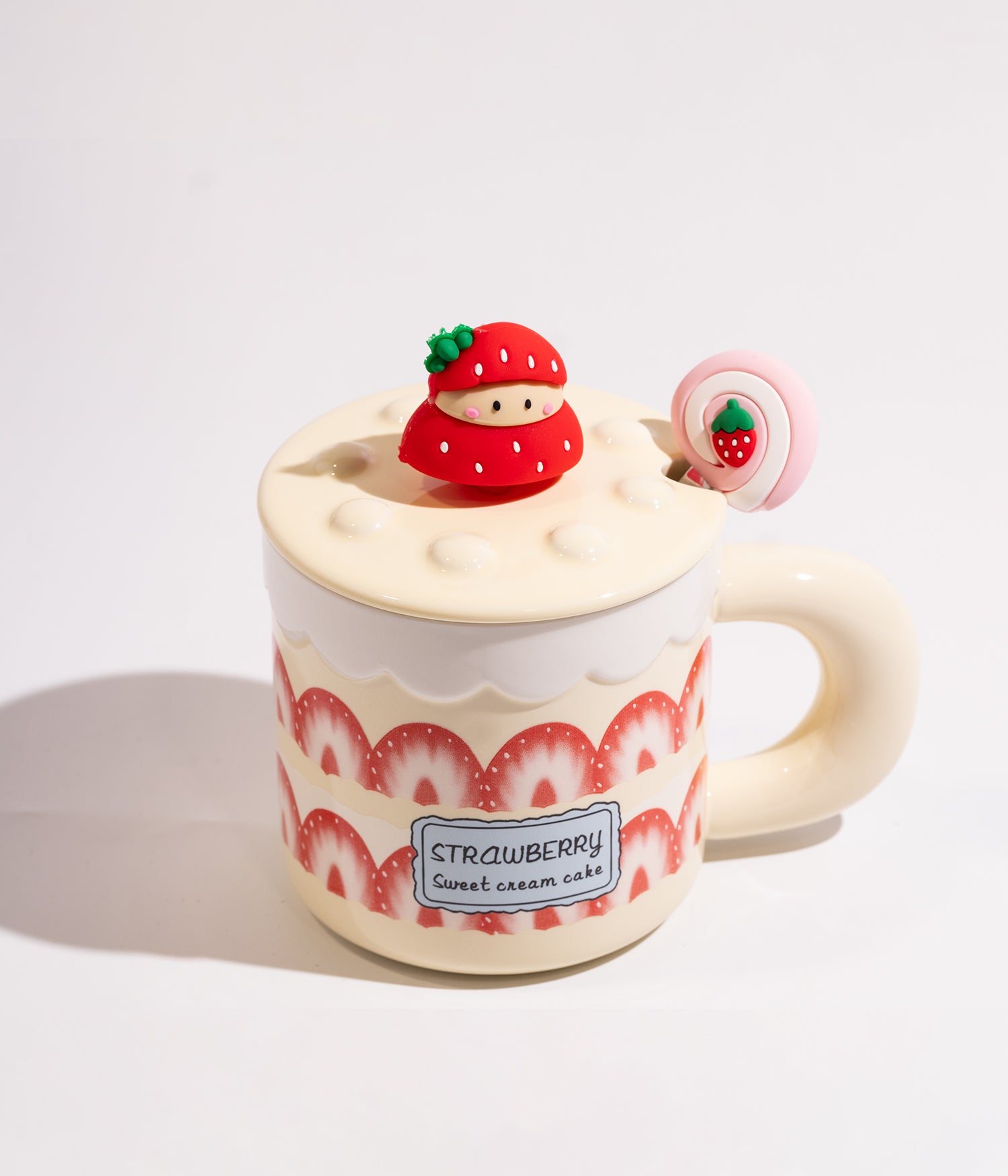 كوب سيراميك بتصميم كيك بالفراولة مع غطاء مجسم فتاة لطيفة وملعقة لون أصفر