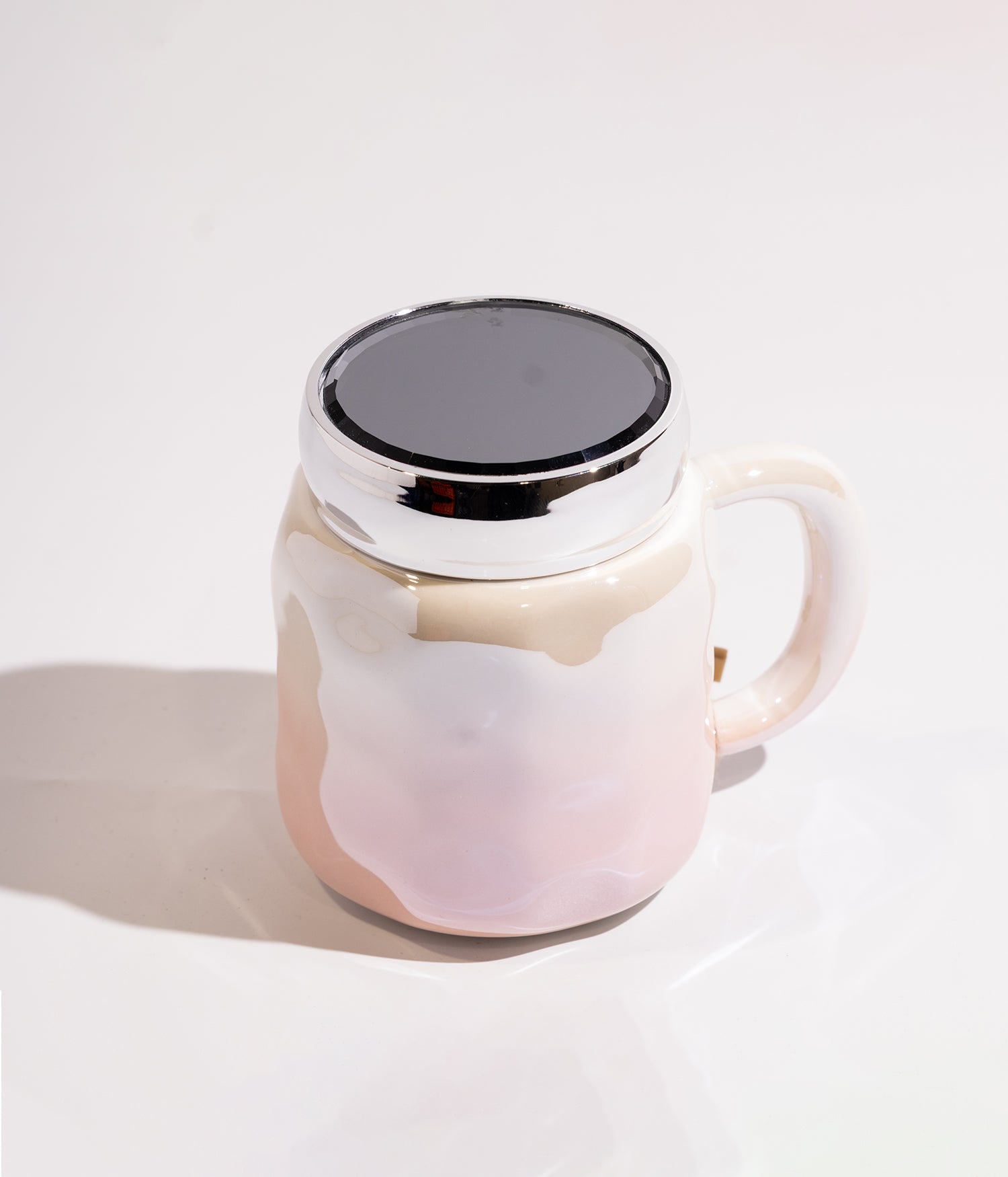 كوب سيراميك بتصميم هندسي مموج مع تدرج لوني فاتح، وغطاء محكم الإغلاق لحفظ الحرارة باللون الوردي