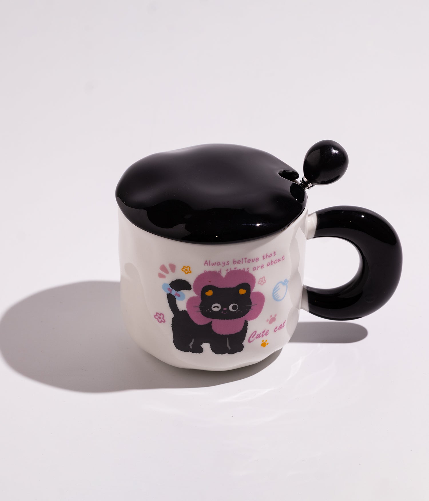 كوب سيراميك ابيض برسمة قطة سوداء وغطاء اسود مع ملعقة