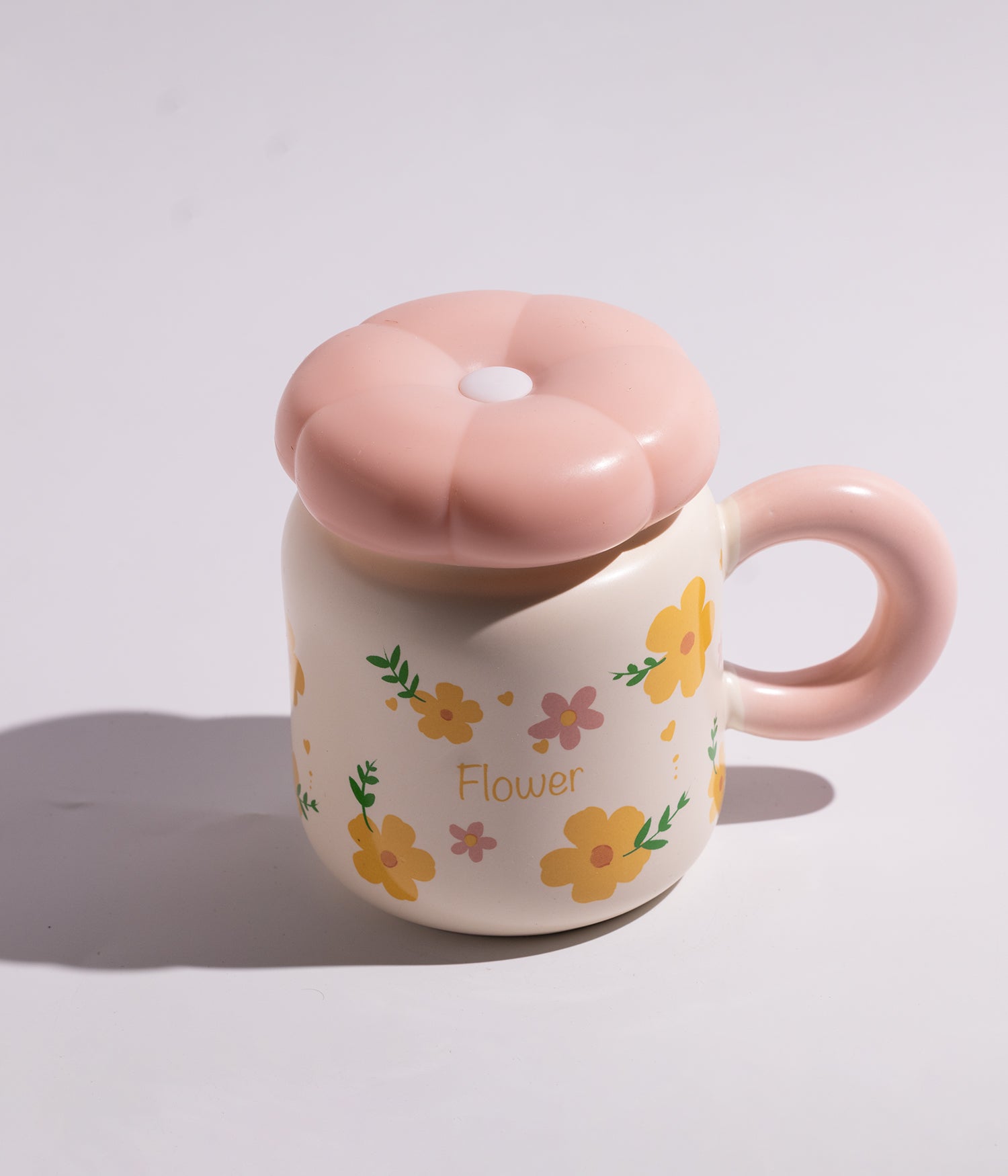 كوب مصنوع من السيراميك مزين بورود ملونة بأشكال مختلفة، يأتي مع غطاء على شكل وردة لحفظ المشروبات، مناسب للاستخدام اليومي مع القهوة أو الشاي
