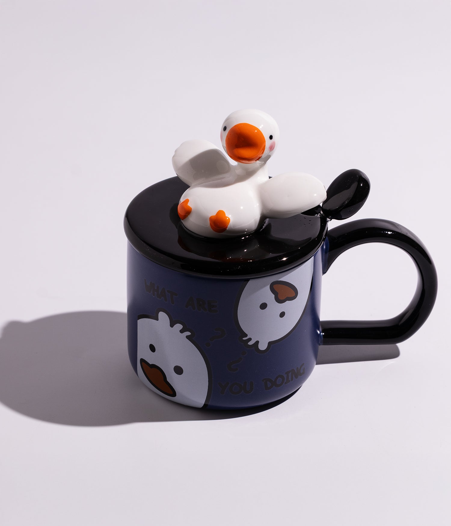 كوب سيراميك بتصميم بطوط على الغطاء مع ملعقة