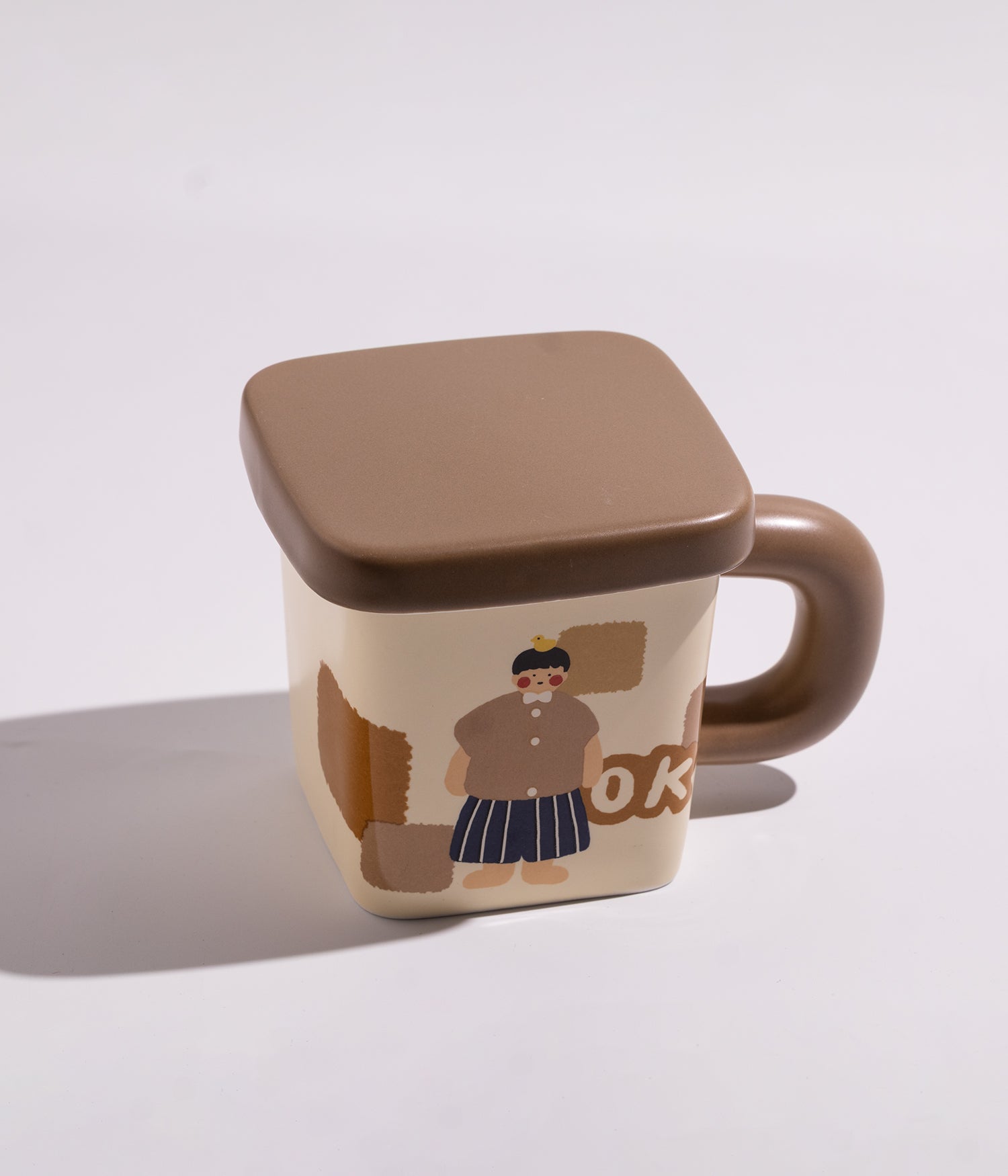 كوب مصنوع من السيراميك مزين بشخصيات مرحة، مزود بغطاء بيج محكم الإغلاق، مناسب للاستخدام اليومي مع القهوة أو الشاي