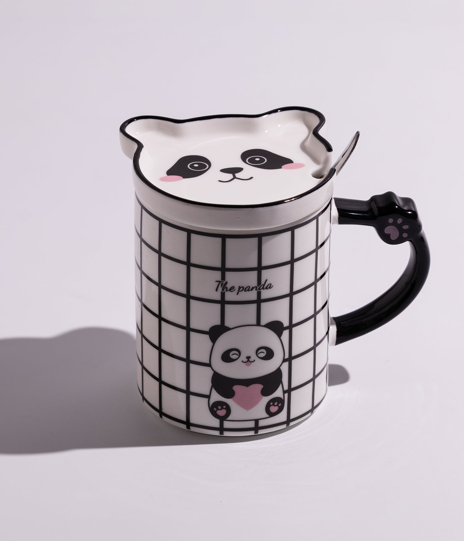 كوب سيراميكي مزين برسمة باندا لطيفة مع خطوط هندسية أنيقة، مزود بغطاء وملعقة متناسقة، مناسب للأطفال والكبار ويضفي لمسة عصرية ومرحة على المشروبات