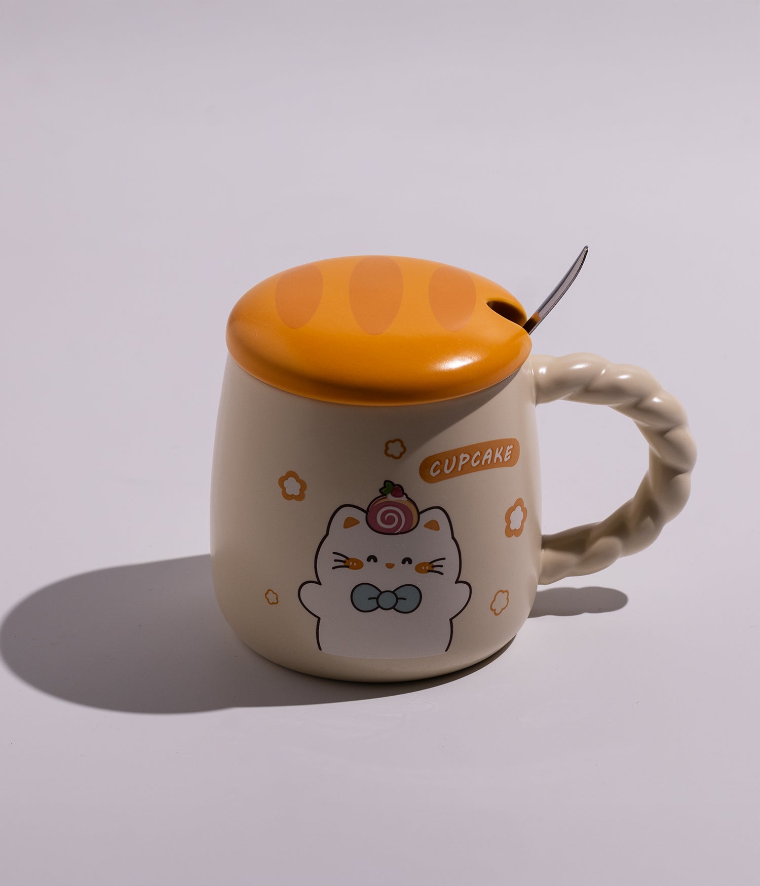 كوب سيراميكي مزين برسوم حيوانات أليفة، يأتي مع غطاء برتقالي وملعقة، مثالي للاستخدام اليومي ولإضافة لمسة ملونة للمشروبات