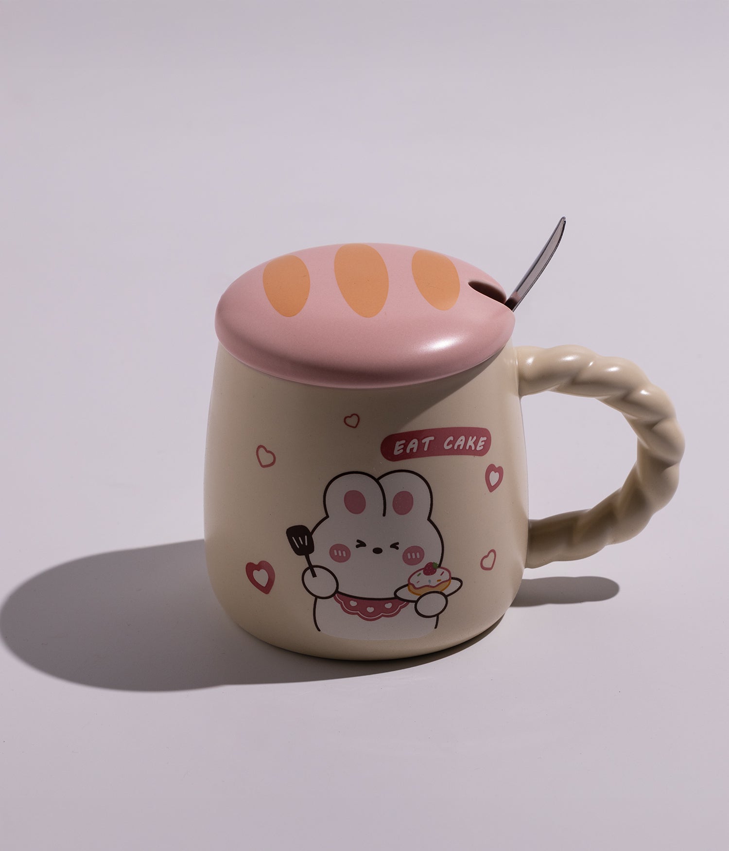 كوب سيراميكي برسومات حيوانات أليفة لطيفة، مزود بغطاء وردي وملعقة متناسقة، خيار رائع للأطفال أو لمحبي التصاميم المرحة