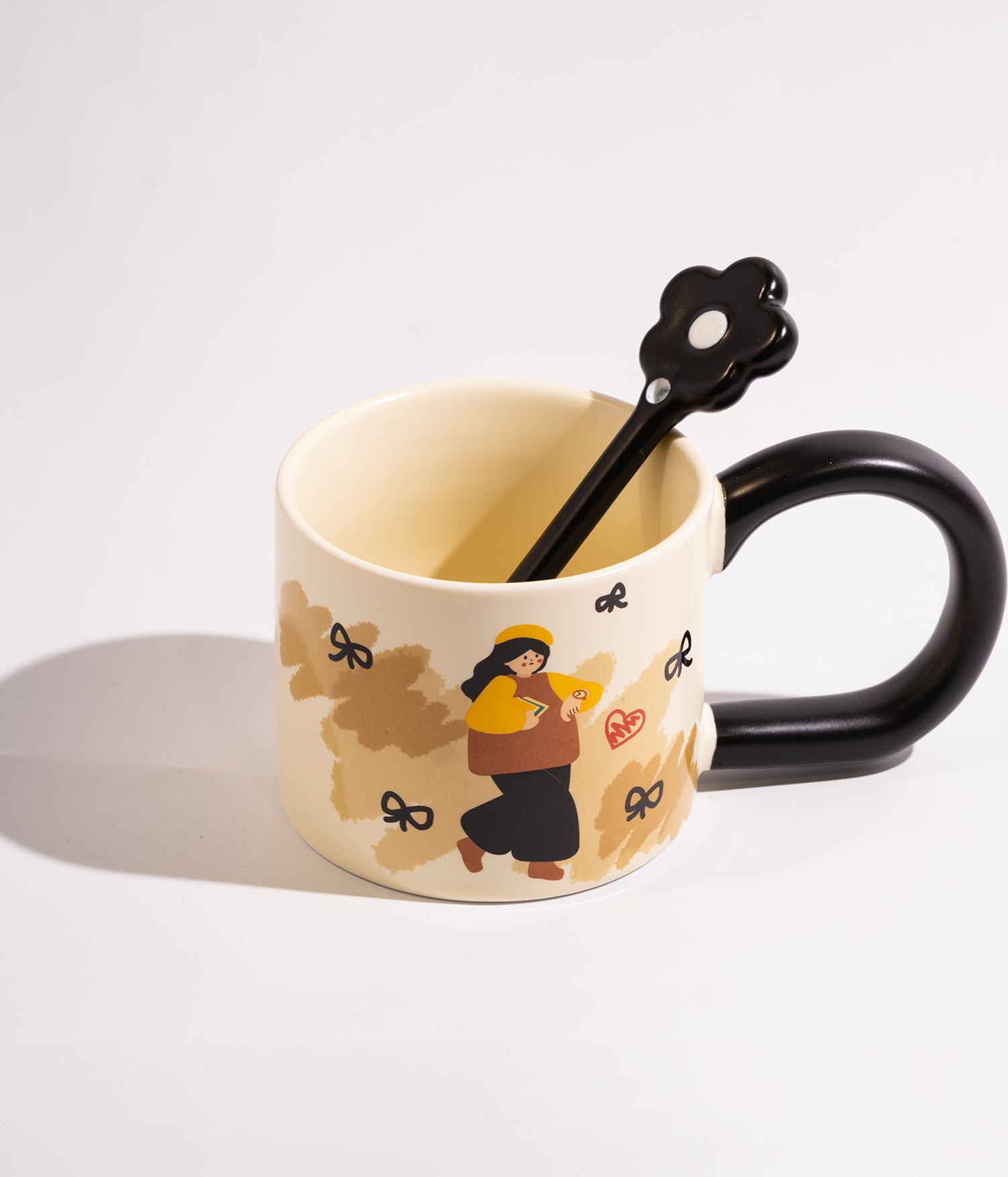 كوب سيراميك مزين بشخصيات مرسومة وألوان مختلفة ويأتي مع ملعقة ومقبض باللون الأسود
