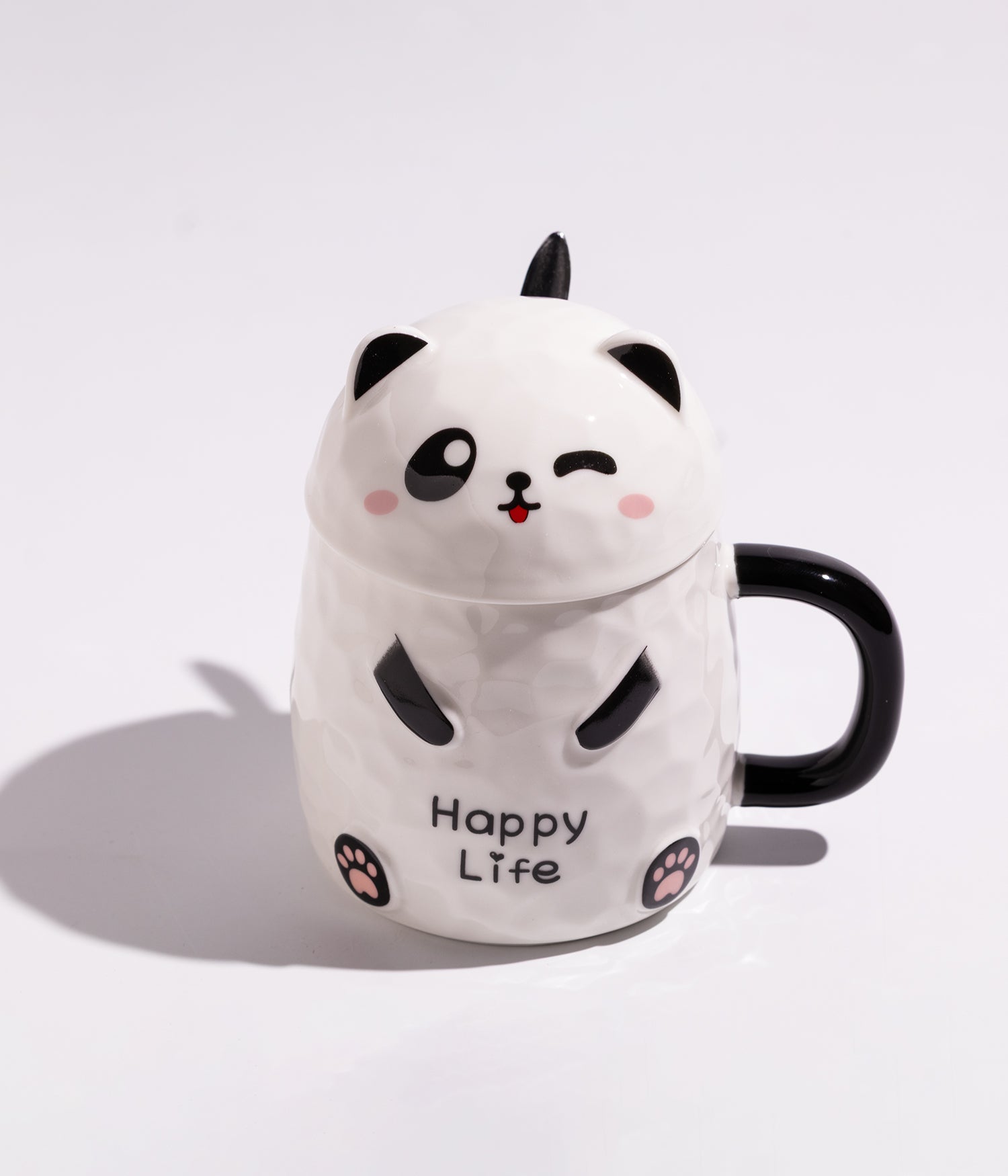 كوب قهوة من السيراميك مزين بتصميم باندا مع تعابير مختلفة، مزود بغطاء يساعد على حفظ الحرارة، ملائم للمشروبات الساخنة