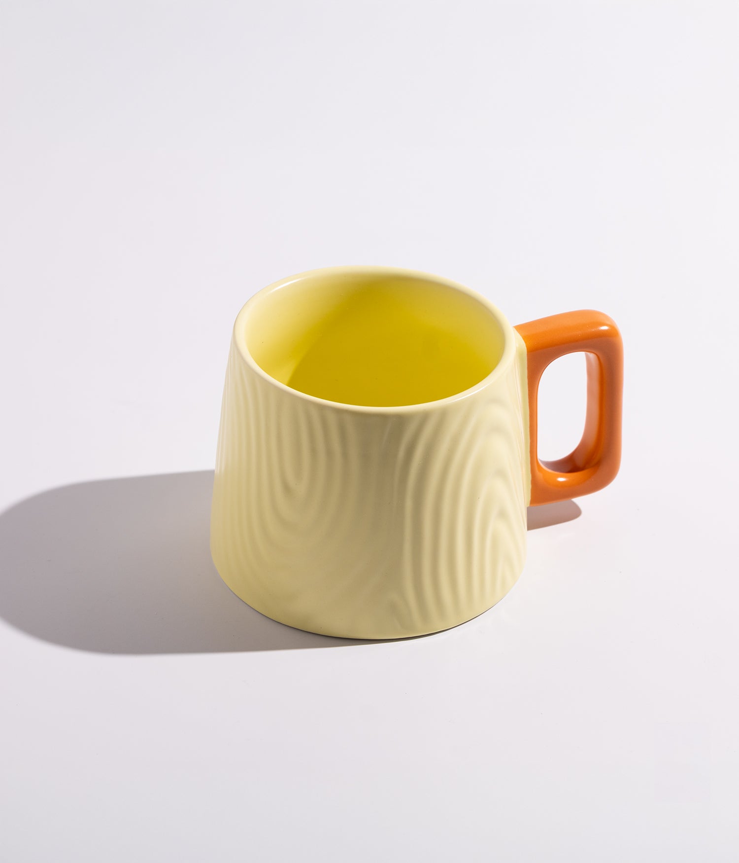 فنجان قهوة بتصميم كلاسيكي ومقبض عملي لون أصفر