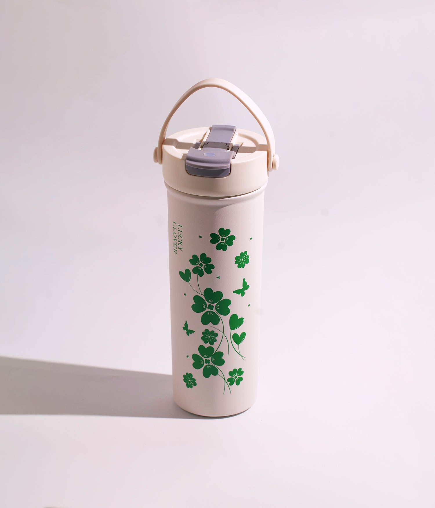 كوب حراري مصنوع من الستانلس ستيل باللون الكريمي مع نقوش زهرة البرسيم، مزود بغطاء محكم، مناسب للاستخدام اليومي مع المشروبات الساخنة أو الباردة