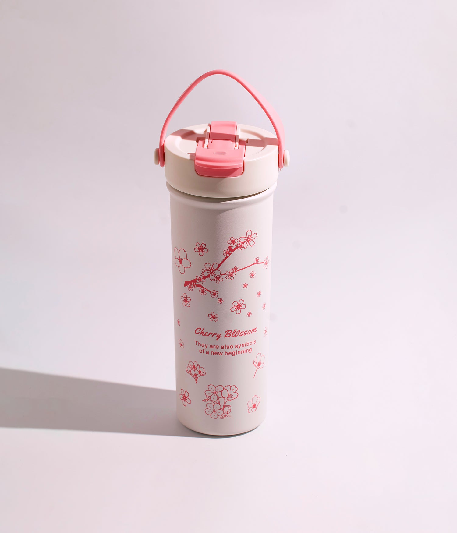 كوب حراري مصنوع من الستانلس ستيل باللون الكريمي مع نقوش أزهار وردية، مزود بغطاء محكم، مناسب للاستخدام اليومي مع المشروبات الساخنة أو الباردة