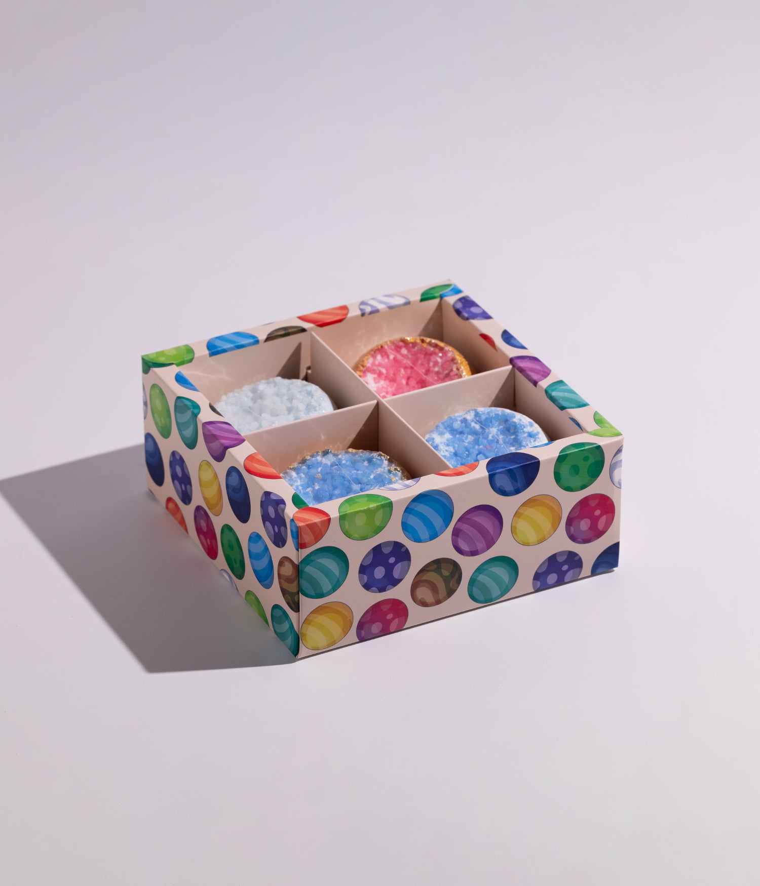 كرات فوّارة مخصصة للاستحمام والاسترخاء، مع أملاح بلورية تساعد على تهدئة الجسم ومنح إحساس بالراحة أثناء الاستحمام