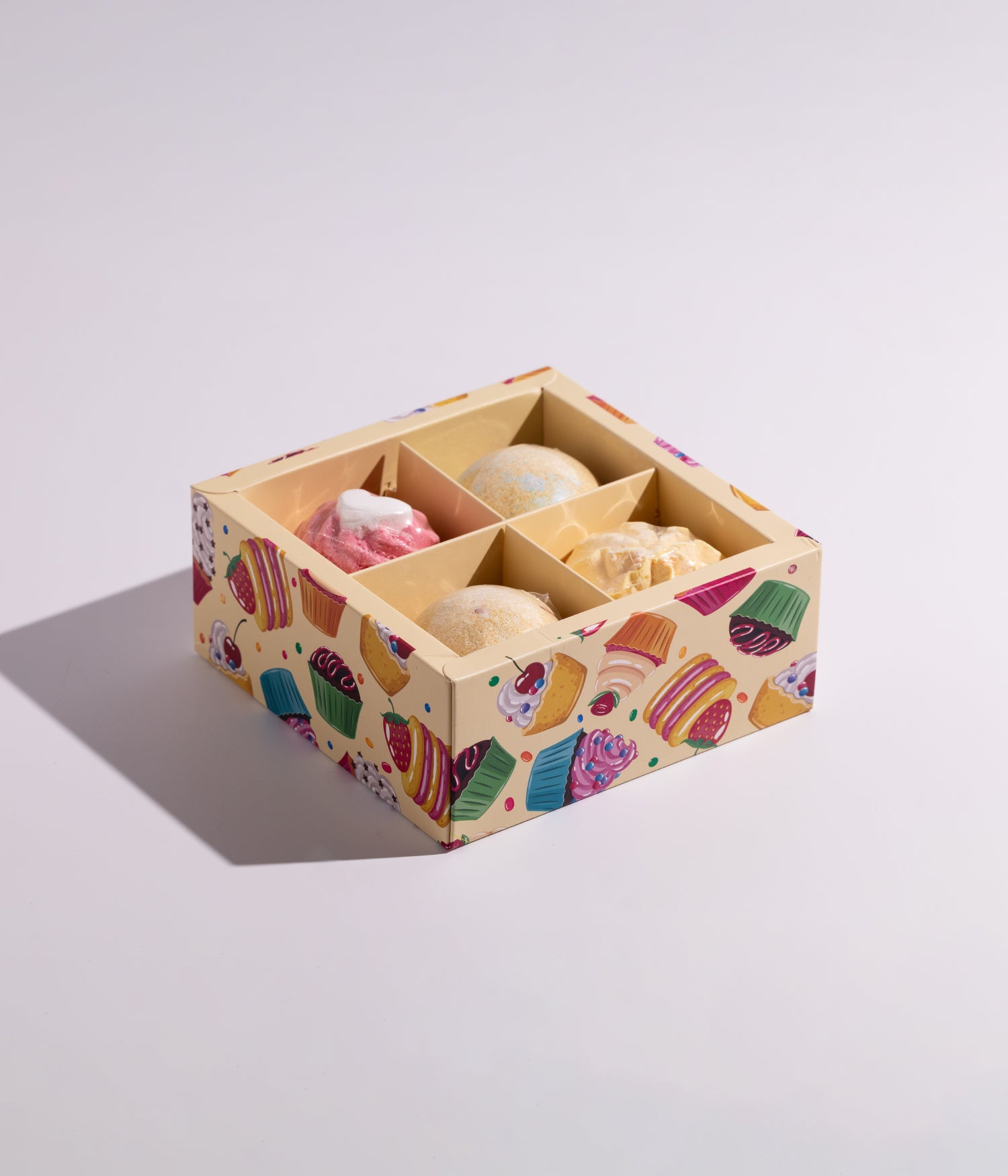 كرات كاب كيك فوّارة للاستحمام والاسترخاء، تتميز بروائح منعشة تضيف إحساسًا بالانتعاش والمتعة أثناء الاستحمام