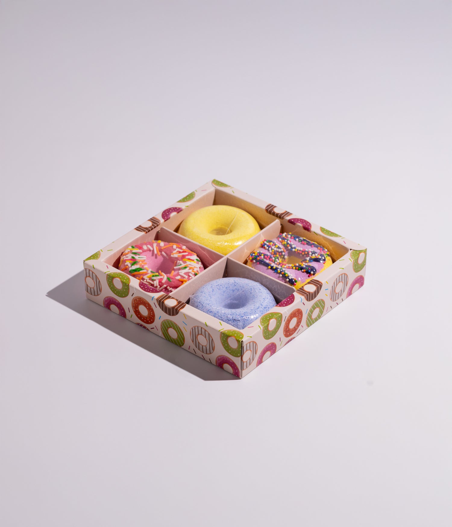 كرات دوناتس فوّارة مخصصة للاستحمام والاسترخاء، بروائح منعشة تضيف إحساسًا بالانتعاش وتحول تجربة الاستحمام إلى لحظة ممتعة