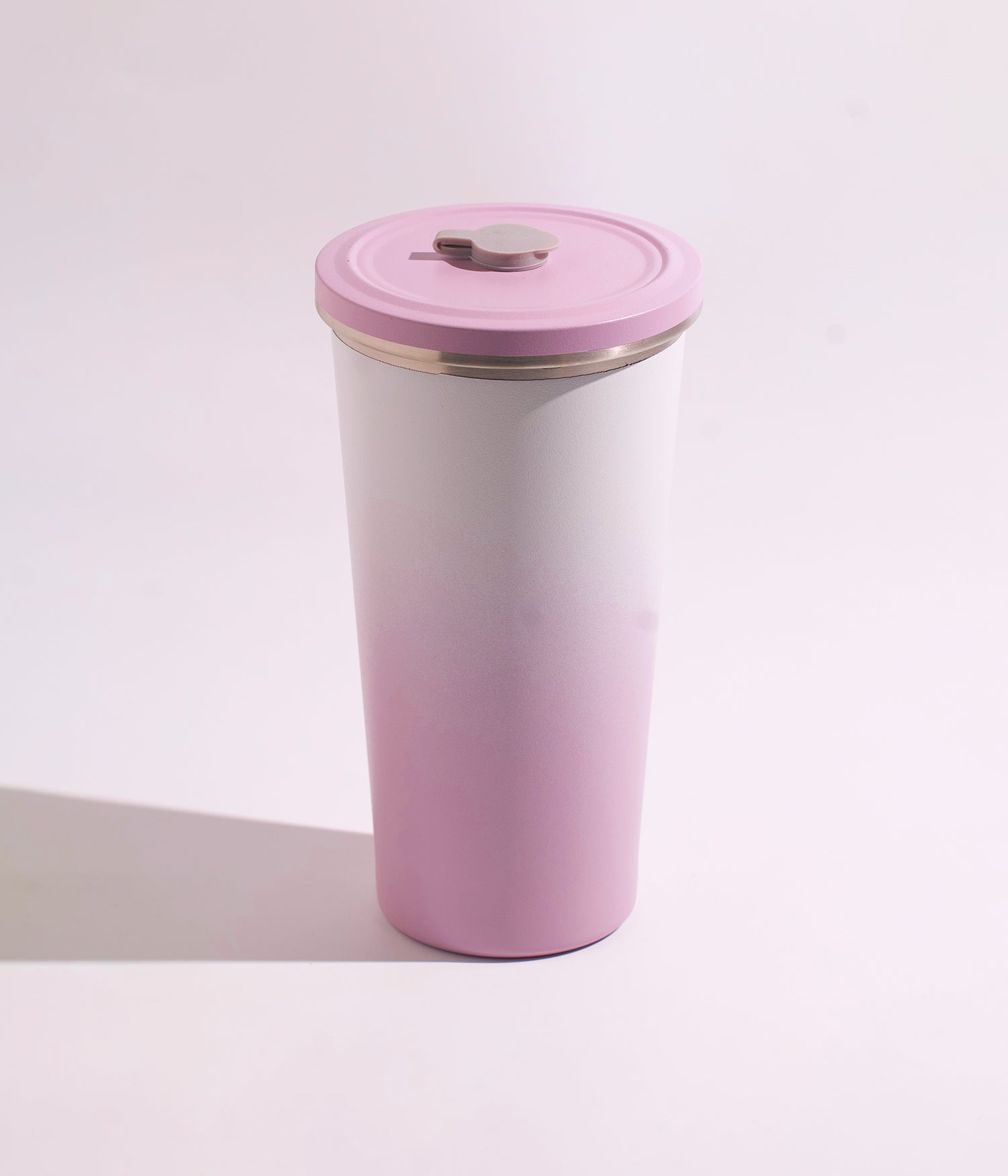 كوب حراري من الستانلس ستيل بتدرج لوني بنفسجي أنيق، يحتوي على غطاء ومزاز مخصص للشرب، ملائم للاستخدام اليومي مع المشروبات