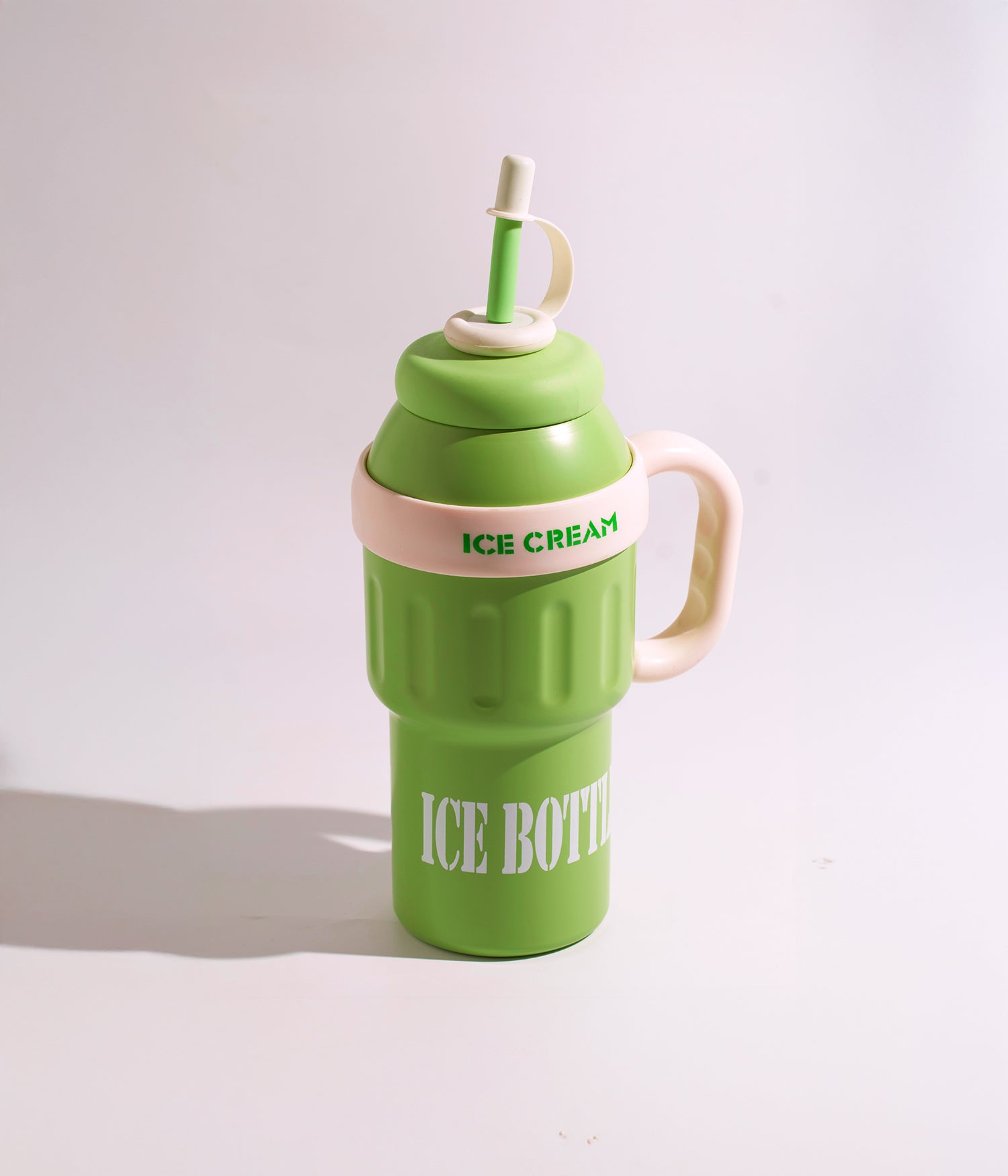 كوب حراري مصنوع من البلاستيك بطبقتين للمساعدة في حفظ المشروبات الباردة، يحتوي على مزاز للشرب، متوفر باللون الأخضر للاستخدام اليومي