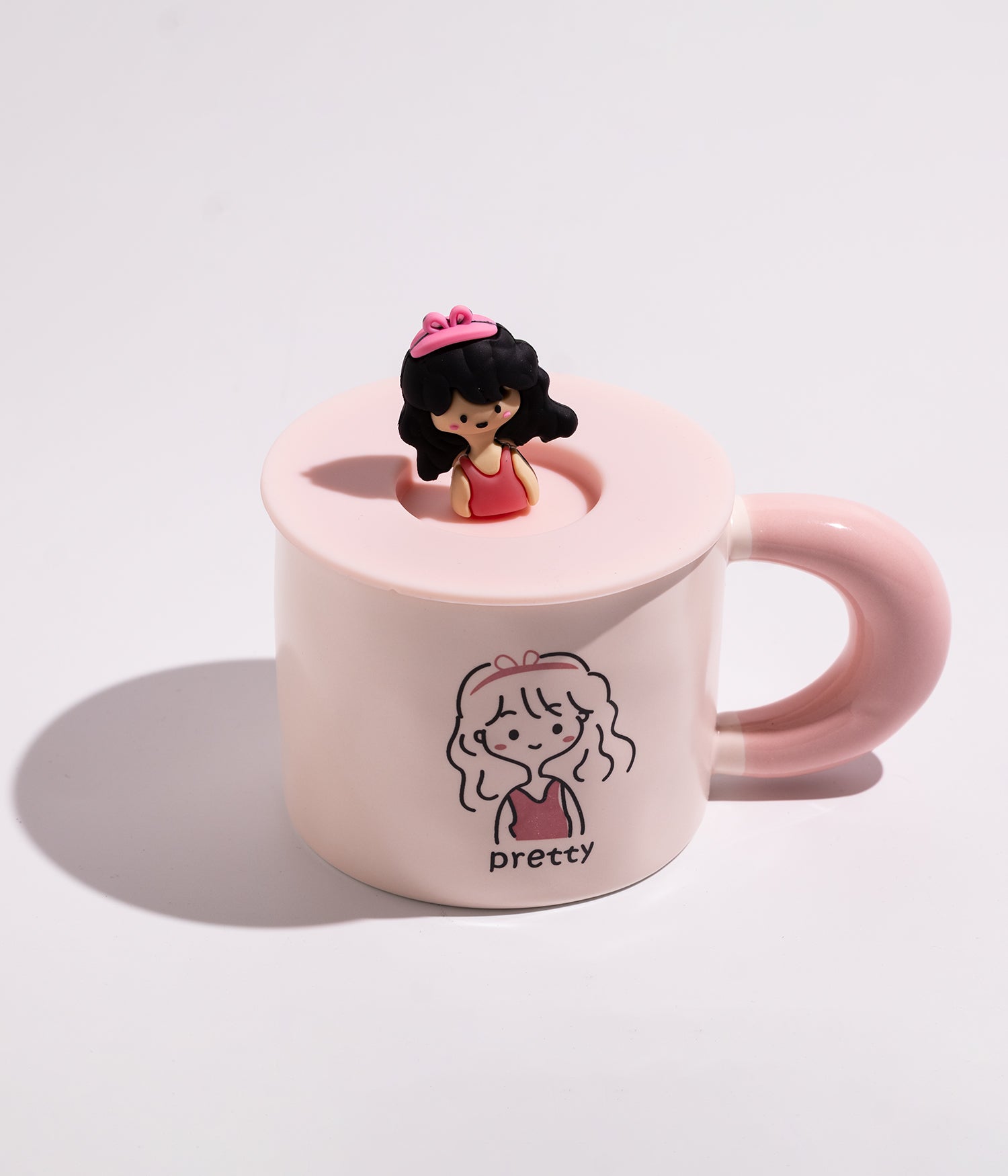 كوب سيراميكي للأطفال مزين بغطاء يحتوي على مجسم فتى وفتاة صغيرة مرحة، مكتوب عليه عبارة "Pretty"، مناسب لتقديم المشروبات للأطفال