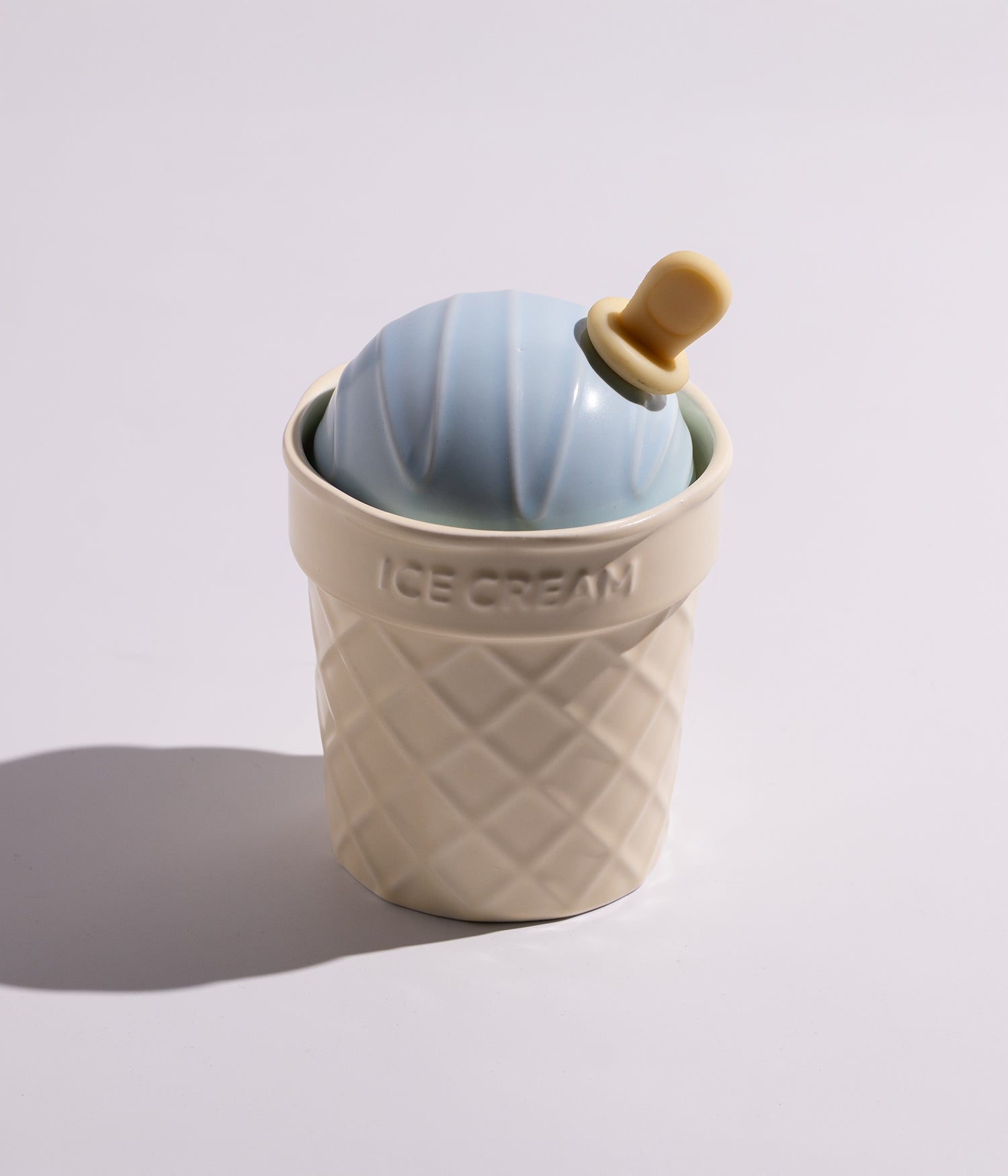 كوب سيراميكي للأطفال باللون الأزرق مزين بتصميم كورن آيس كريم، مع غطاء على شكل طابات بوظة ملونة وملعقة، مناسب لتقديم المشروبات بطريقة ممتعة وآمنة