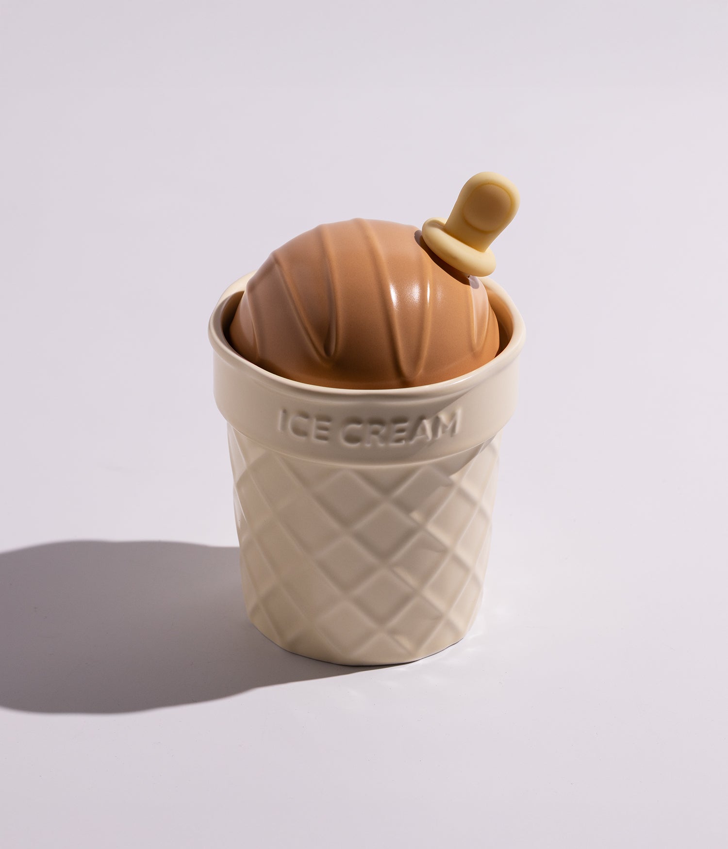 كوب للأطفال من السيراميك باللون البني مزين بتصميم كورن آيس كريم، مزود بغطاء على شكل طابات بوظة ملونة وملعقة، مناسب لتقديم المشروبات للأطفال بطريقة ممتعة