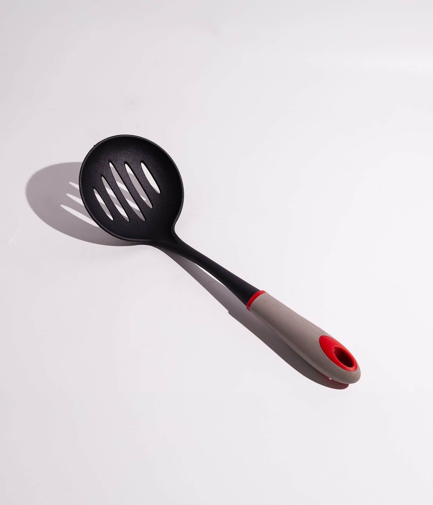 ملعقة تصفية كبيرة بمقبض مضاد للانزلاق